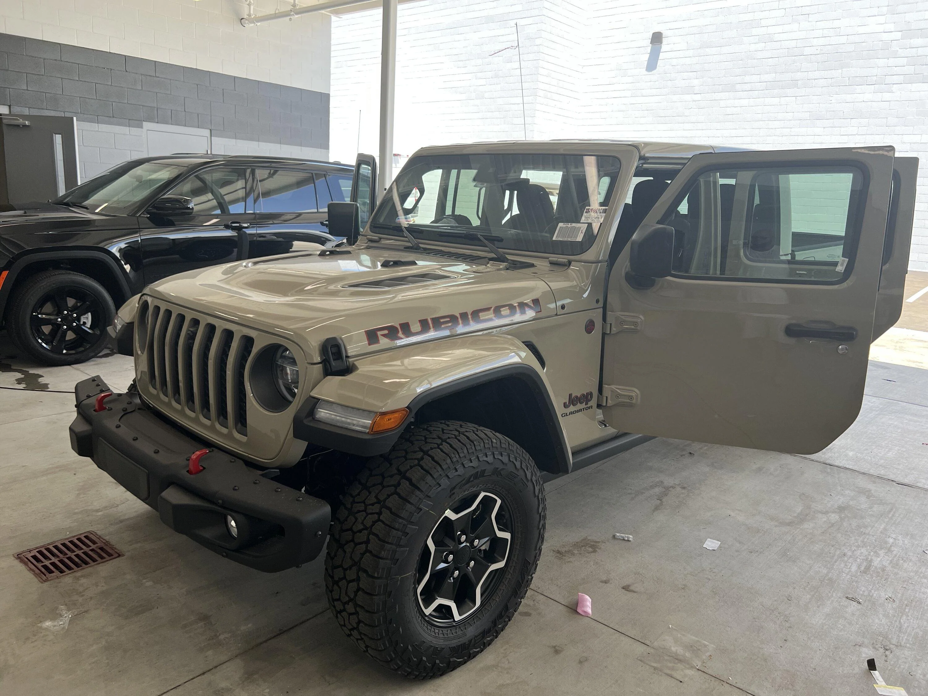 Jeep Gladiator Gobi Gladiators Waiting Room B650E610-345D-476E-91F4-A275C16C4FA8