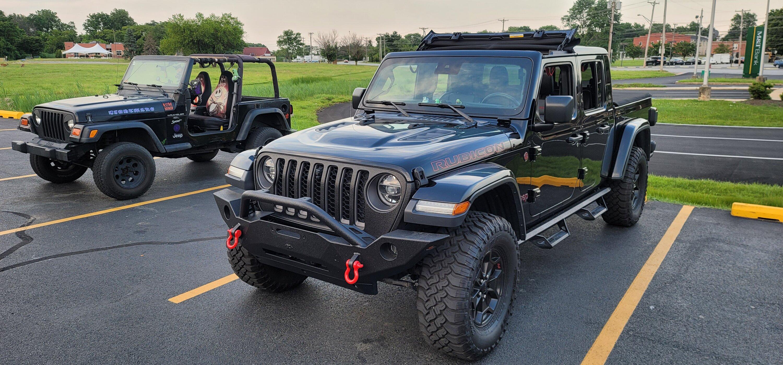 Jeep Gladiator Jeeps Parking Next To Jeeps 20220626_195631