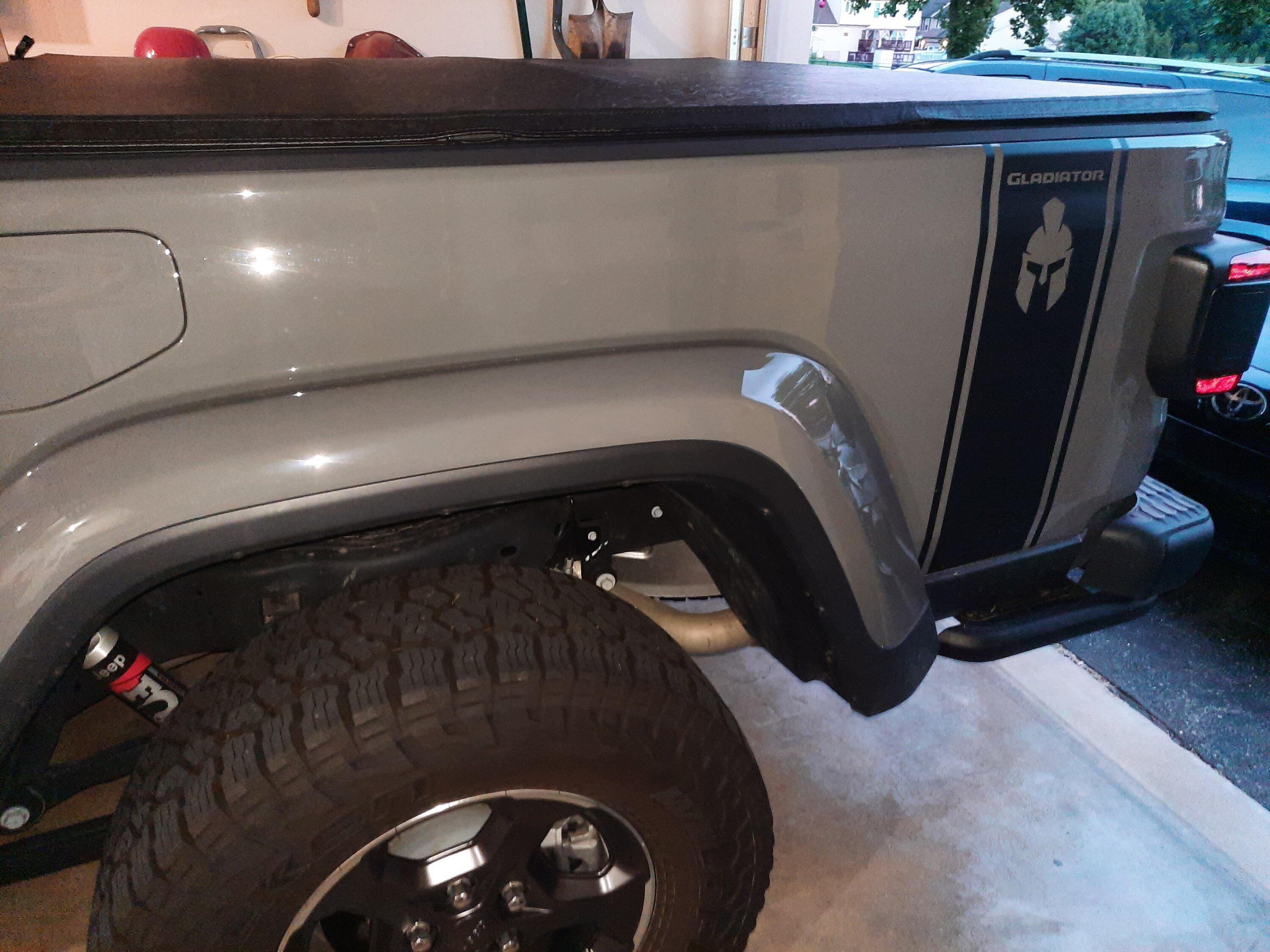 Jeep Gladiator Gator Tonneau Cover for $200 Alex 20220627_204543