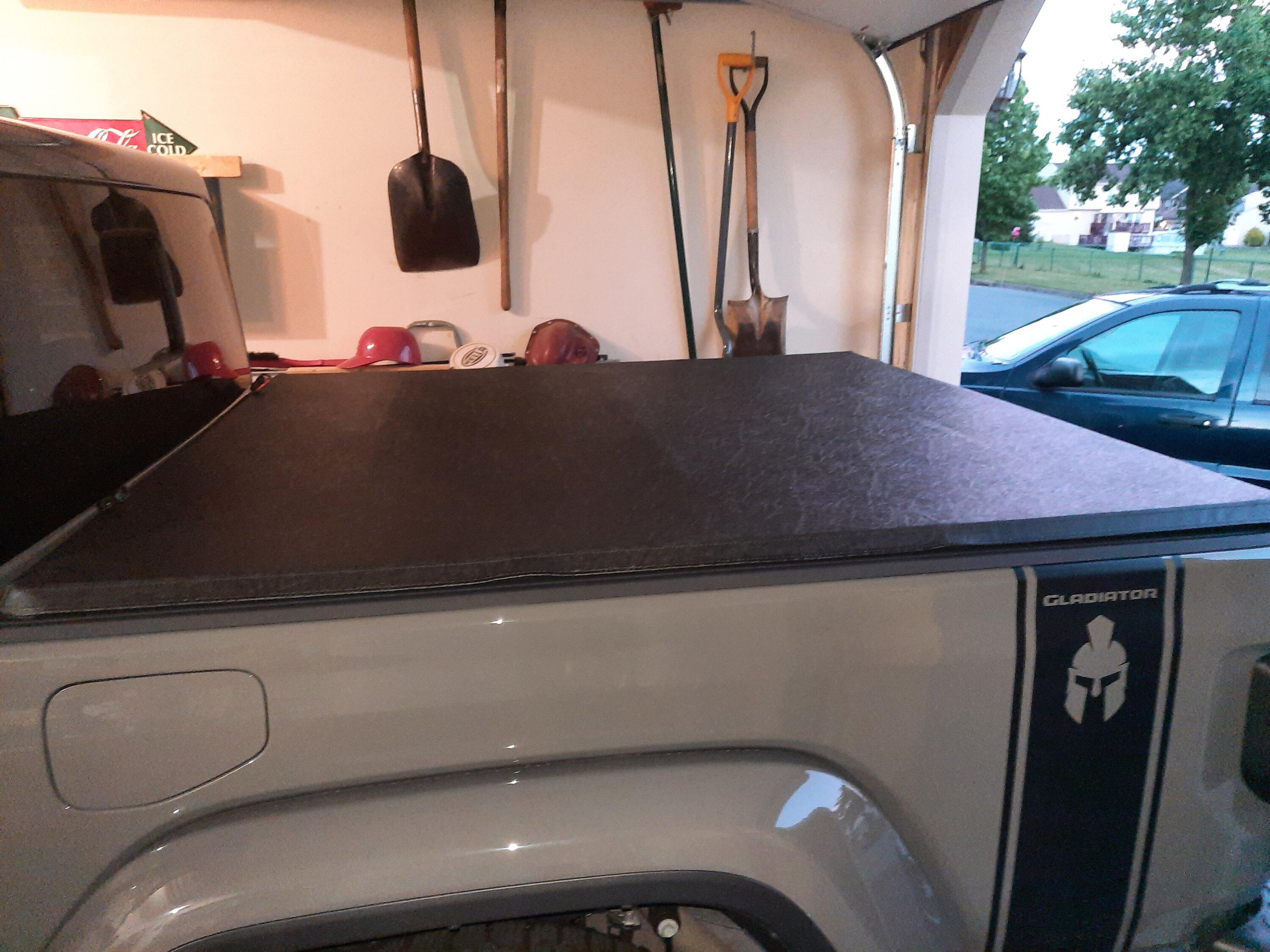 Jeep Gladiator Which Tri-fold hard Tonneau cover is best? 20220627_204535