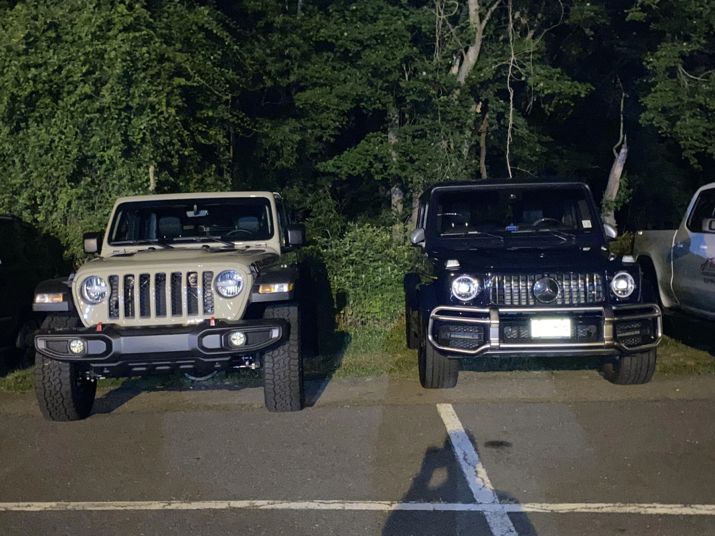 Jeep Gladiator Jeeps Parking Next To Jeeps E696C900-26F8-4072-A672-94952F324361