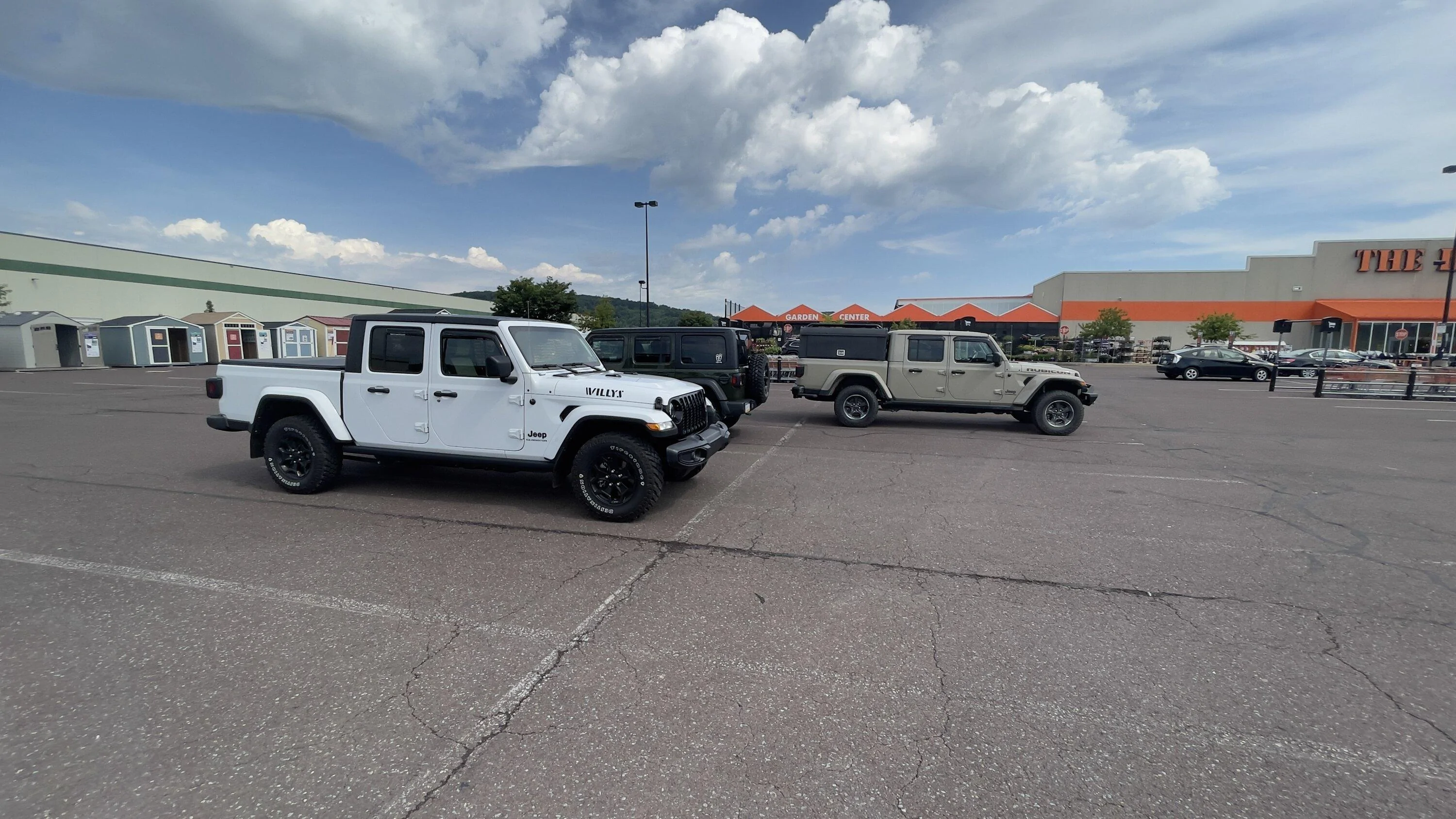 Jeep Gladiator Jeeps Parking Next To Jeeps A755936B-B419-422E-BC01-BC3426A02E5B