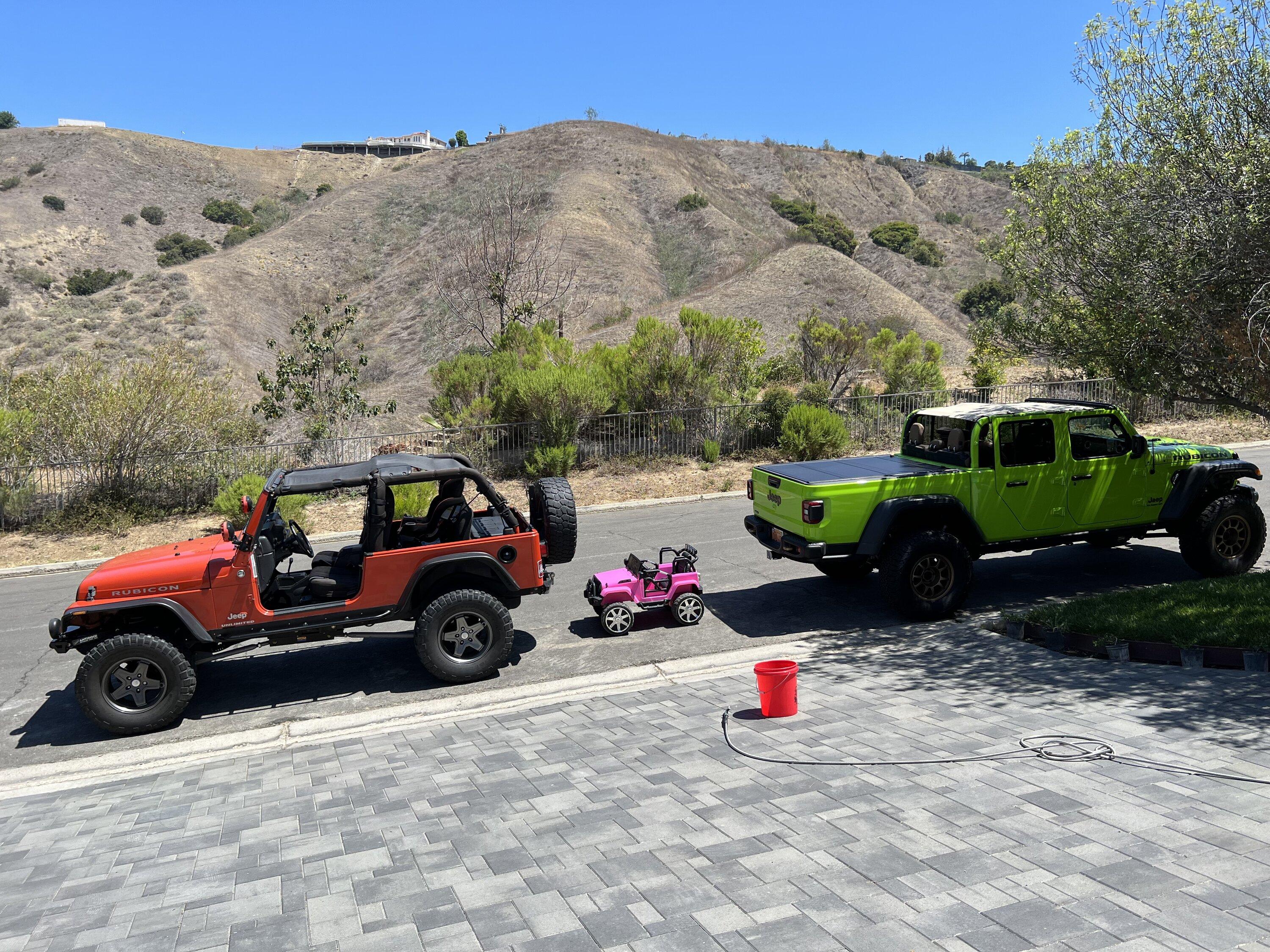 Jeep Gladiator Jeeps Parking Next To Jeeps D811A5B5-DFED-459E-AB26-2B0CB31A8556