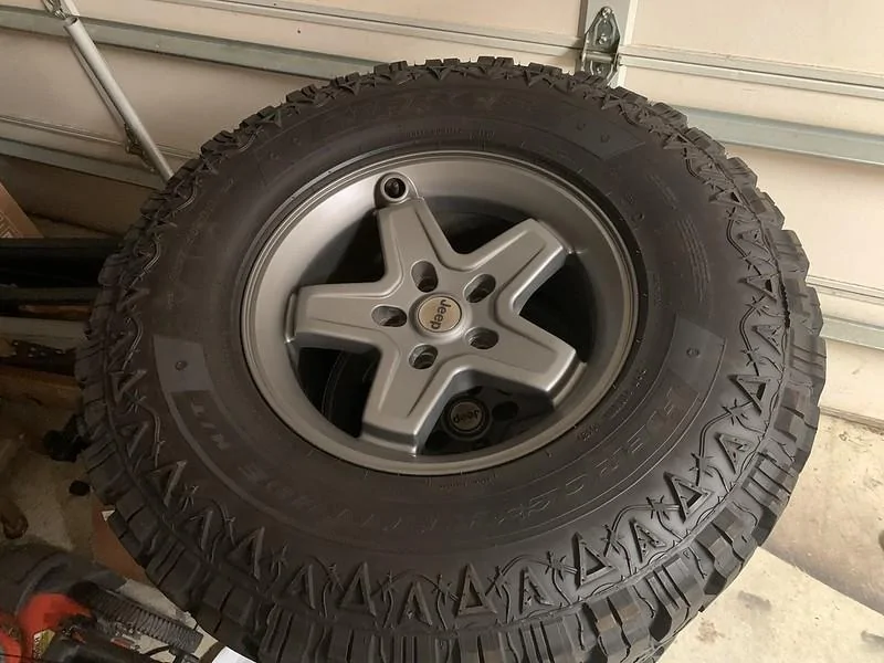 Jeep Gladiator 2020 Sport Silver Bullet Build 52185961881_d87365ce91_c