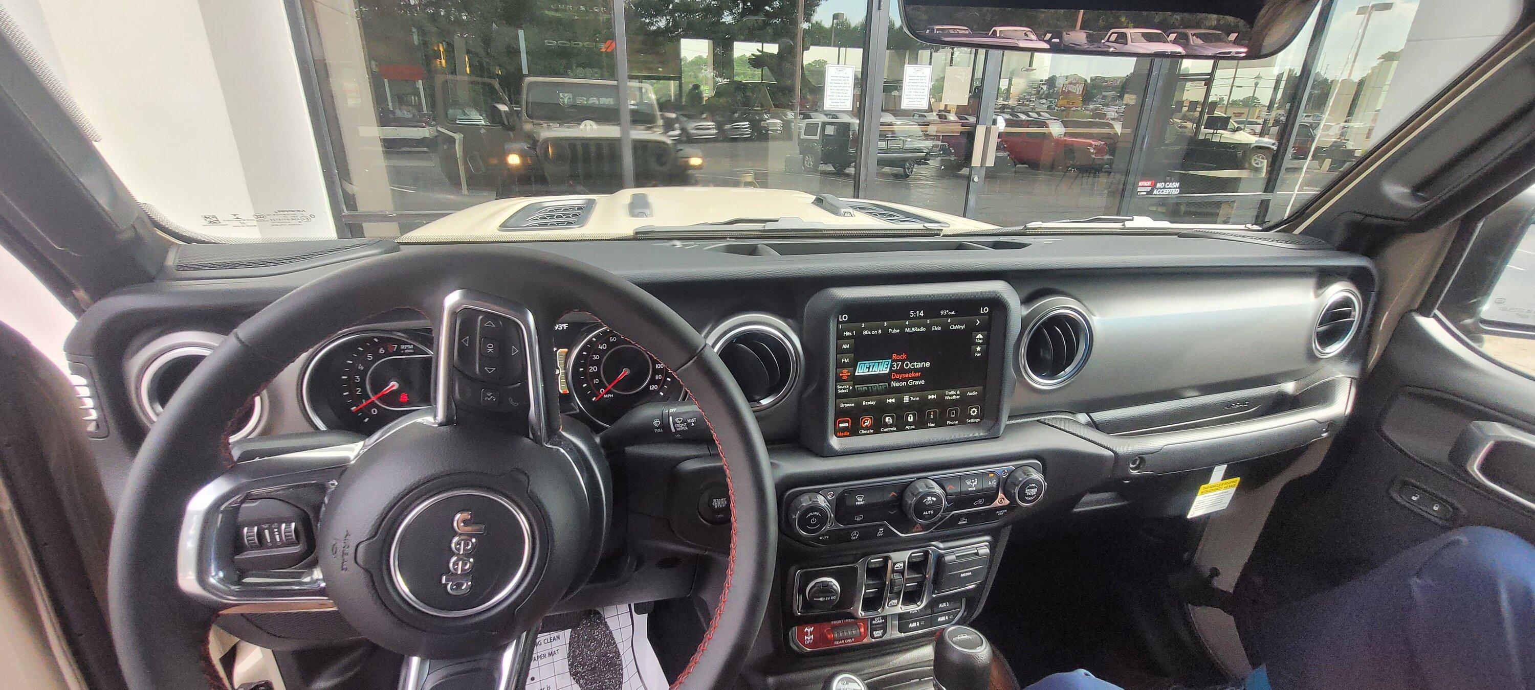 Jeep Gladiator Rubicon red dash no more? 20220614_171423