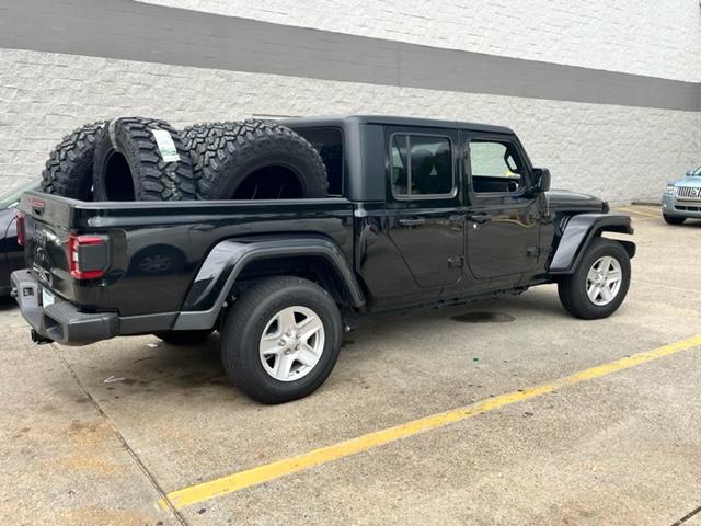 Jeep Gladiator They're real, and they're spectacular. $1100 on sale 315/70r17 kumho mt71 Kumho Tires