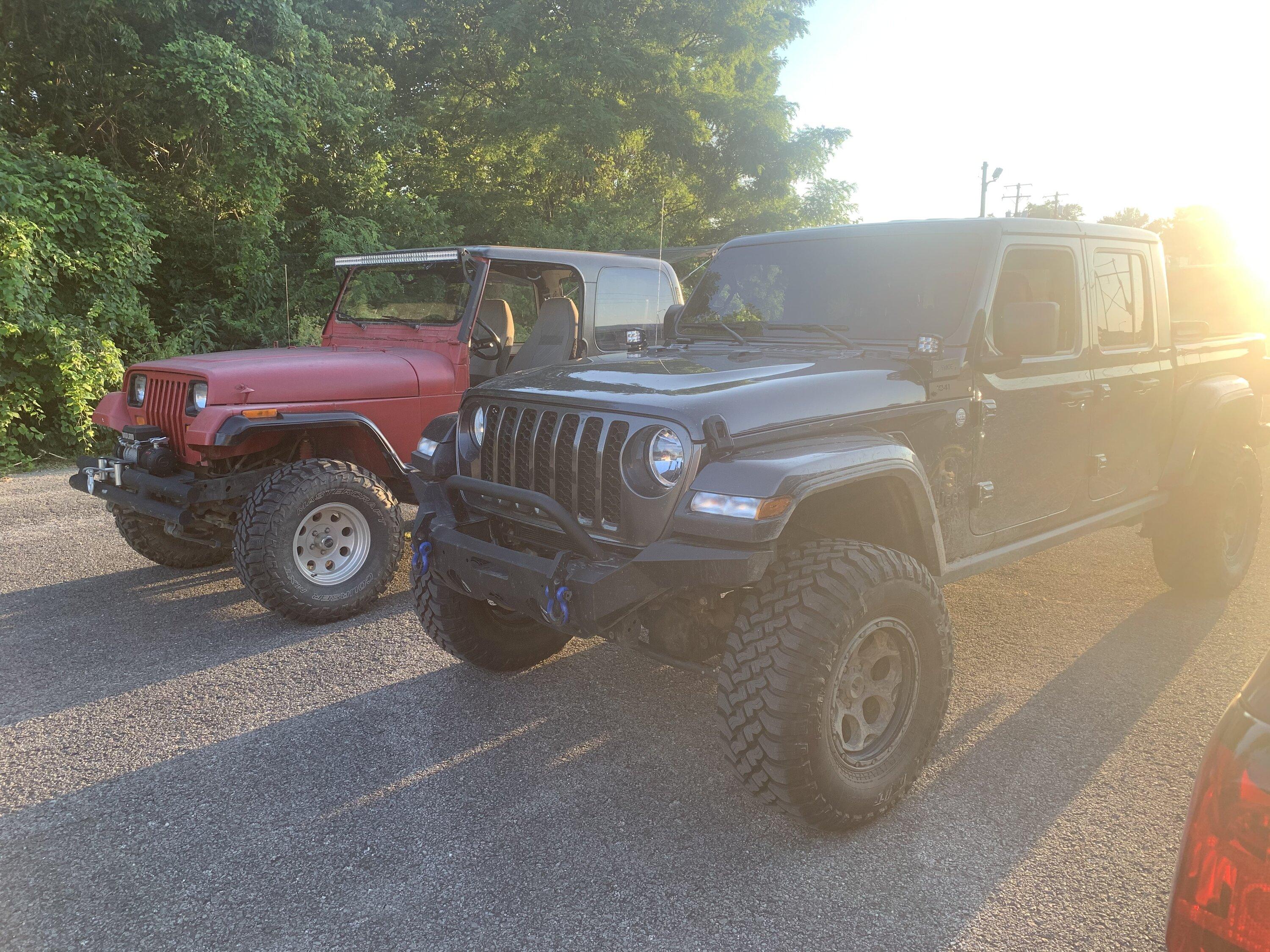 Jeep Gladiator Jeeps Parking Next To Jeeps D5E67540-4243-44C5-A6EC-FA4E9FB5501E