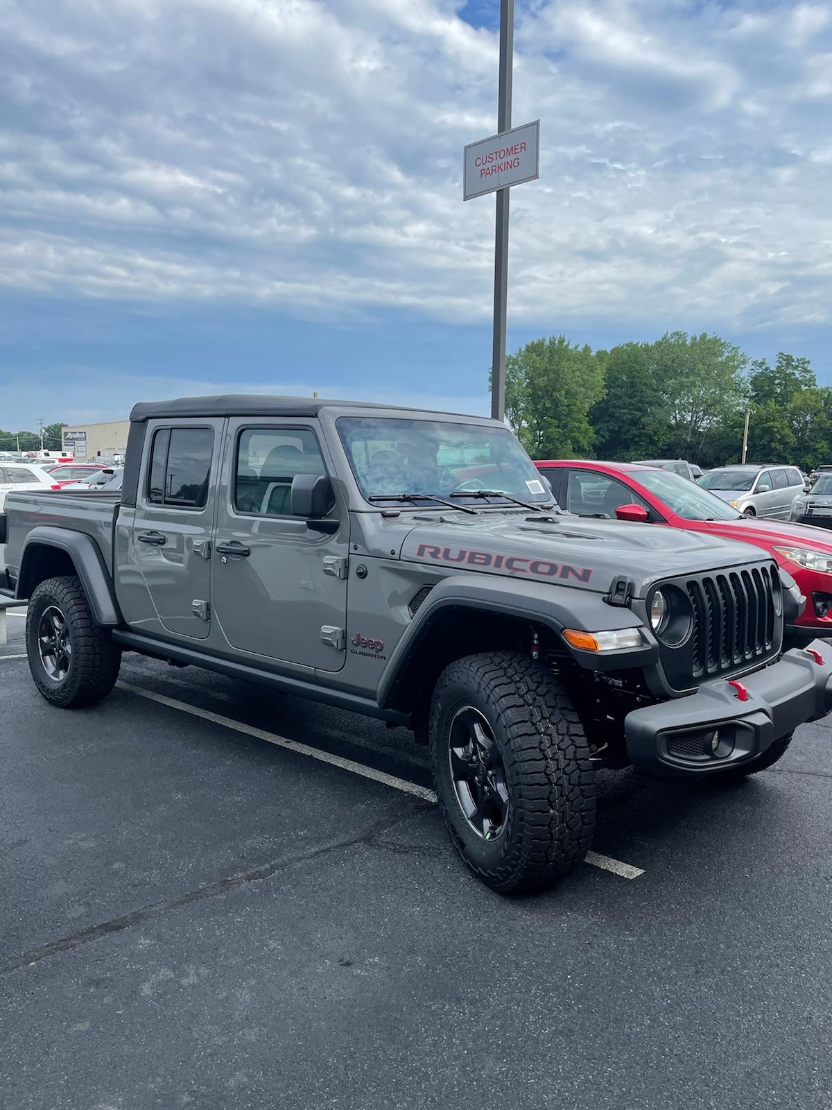 Jeep Gladiator Rubicon red dash no more? IMG_2599