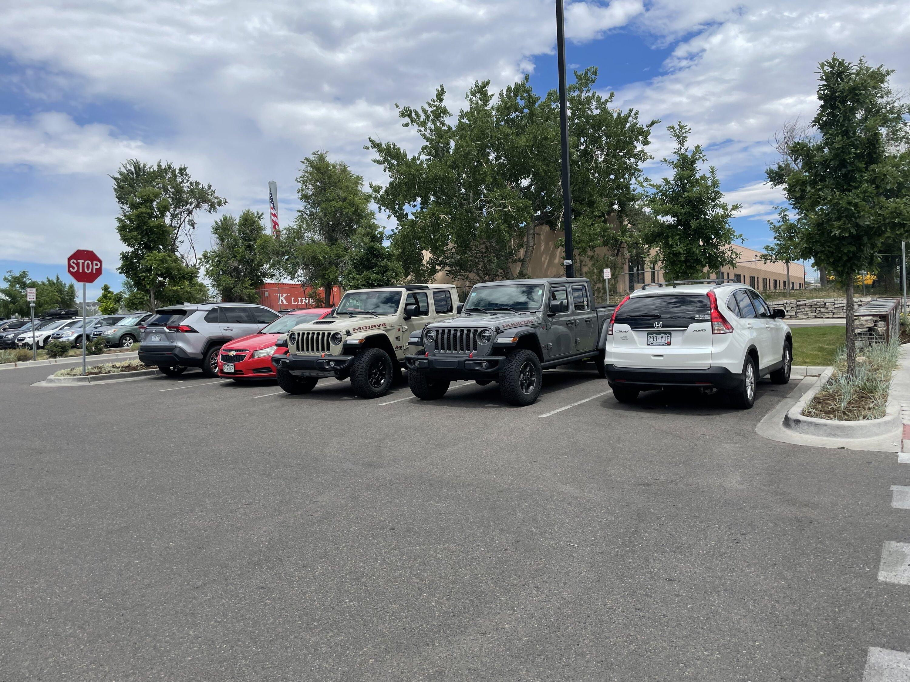 Jeep Gladiator Jeeps Parking Next To Jeeps 353EBC5A-F210-46E0-A9F0-83A02EC9E107