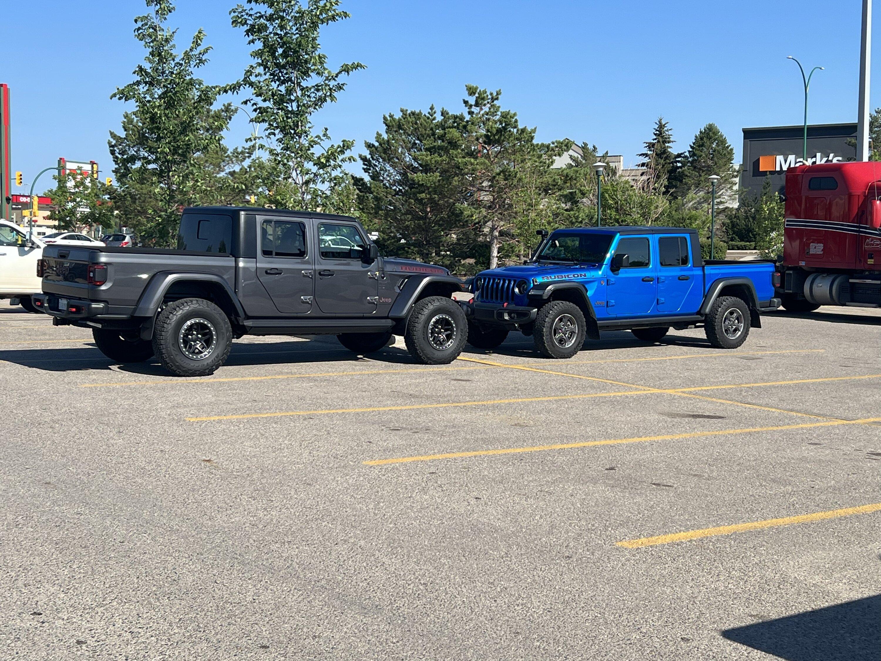 Jeep Gladiator Jeeps Parking Next To Jeeps 6355983F-CA47-4C30-921F-1813BC050587