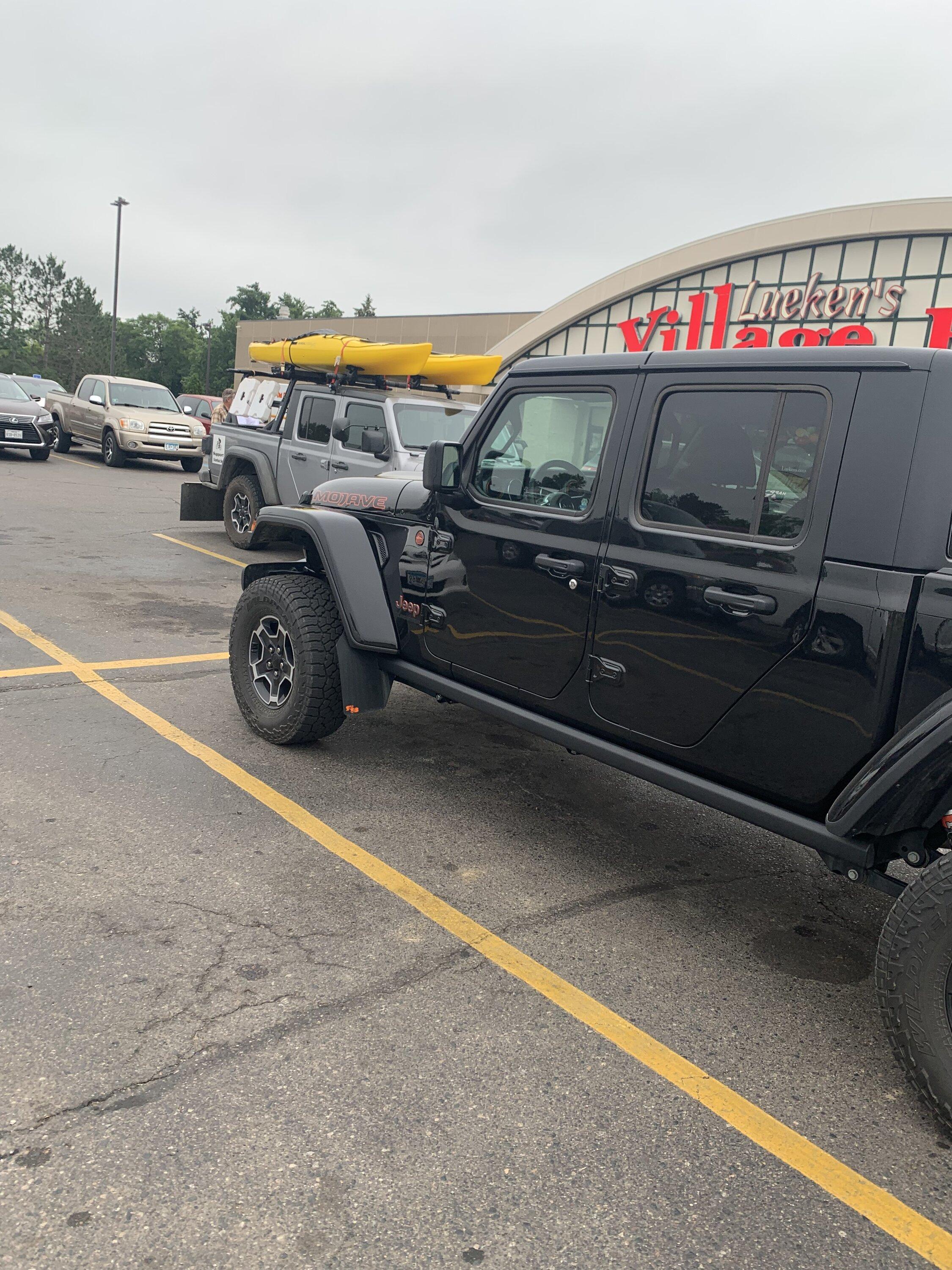 Jeep Gladiator Jeeps Parking Next To Jeeps C53B718C-90C1-45F4-9290-8376B68890AF