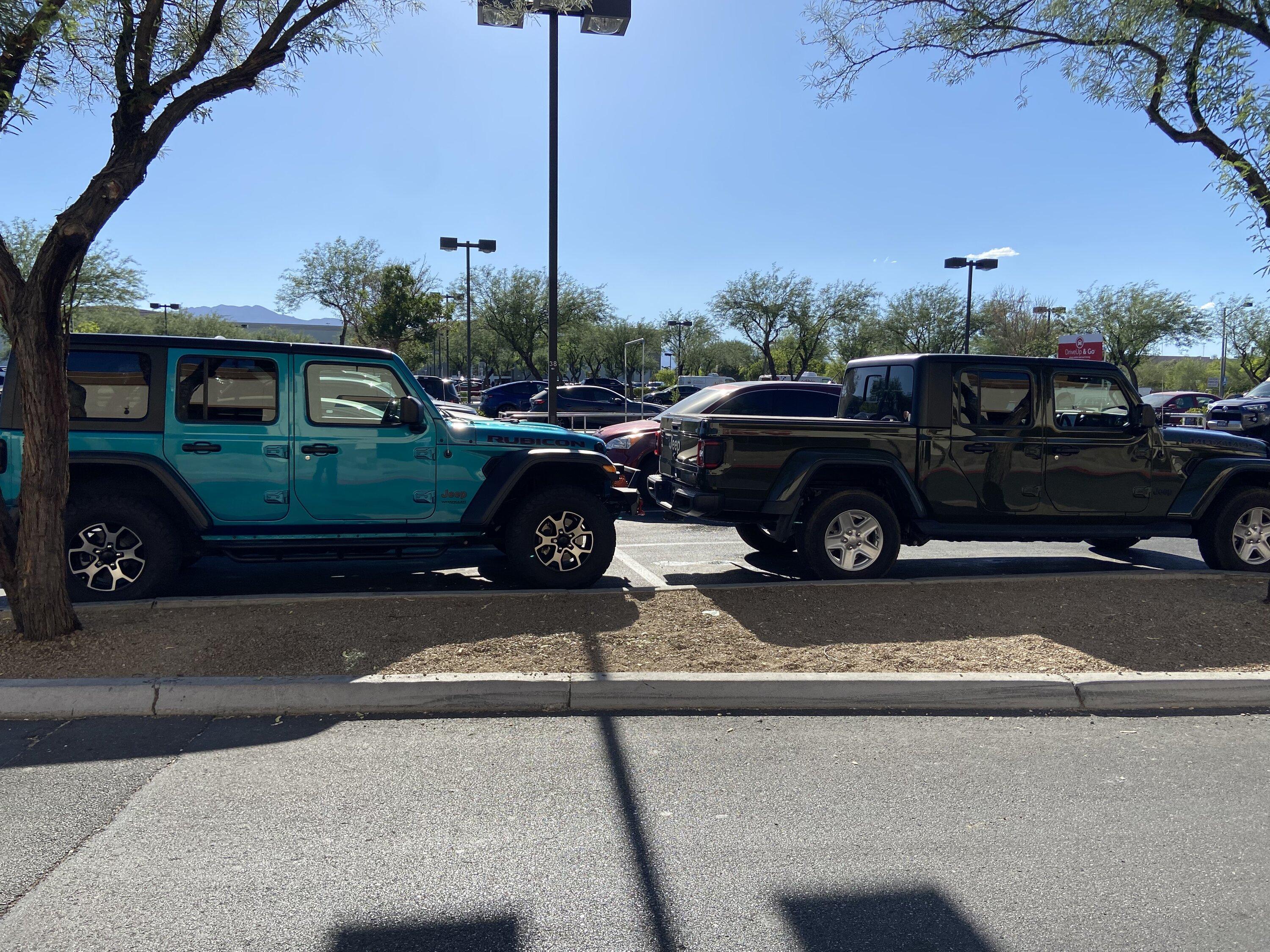 Jeep Gladiator Jeeps Parking Next To Jeeps 5849F2FA-1DC4-49FC-9162-AB891742E52D