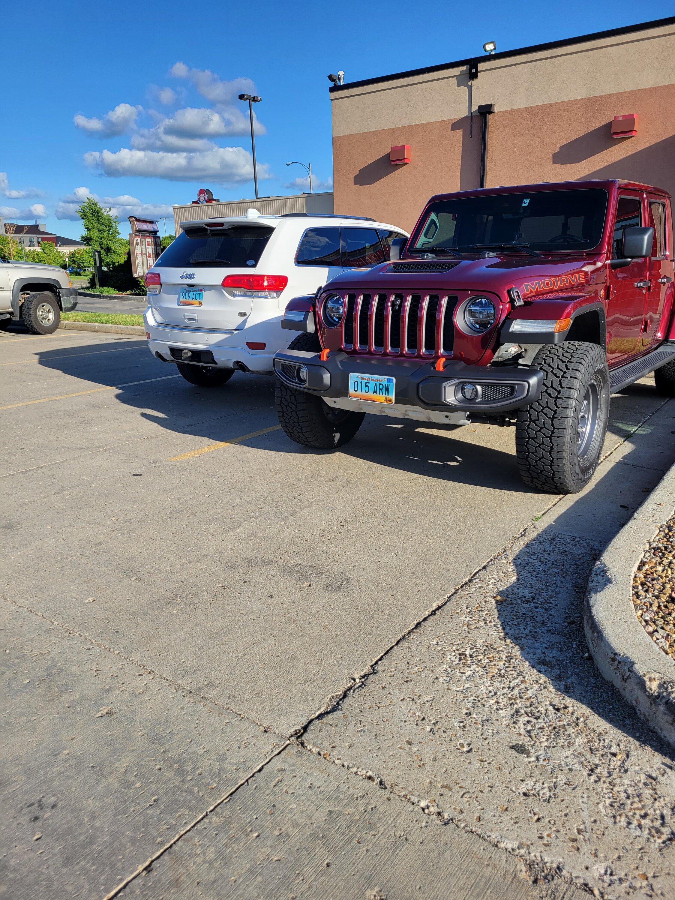 Jeep Gladiator Jeeps Parking Next To Jeeps 20220705_192849