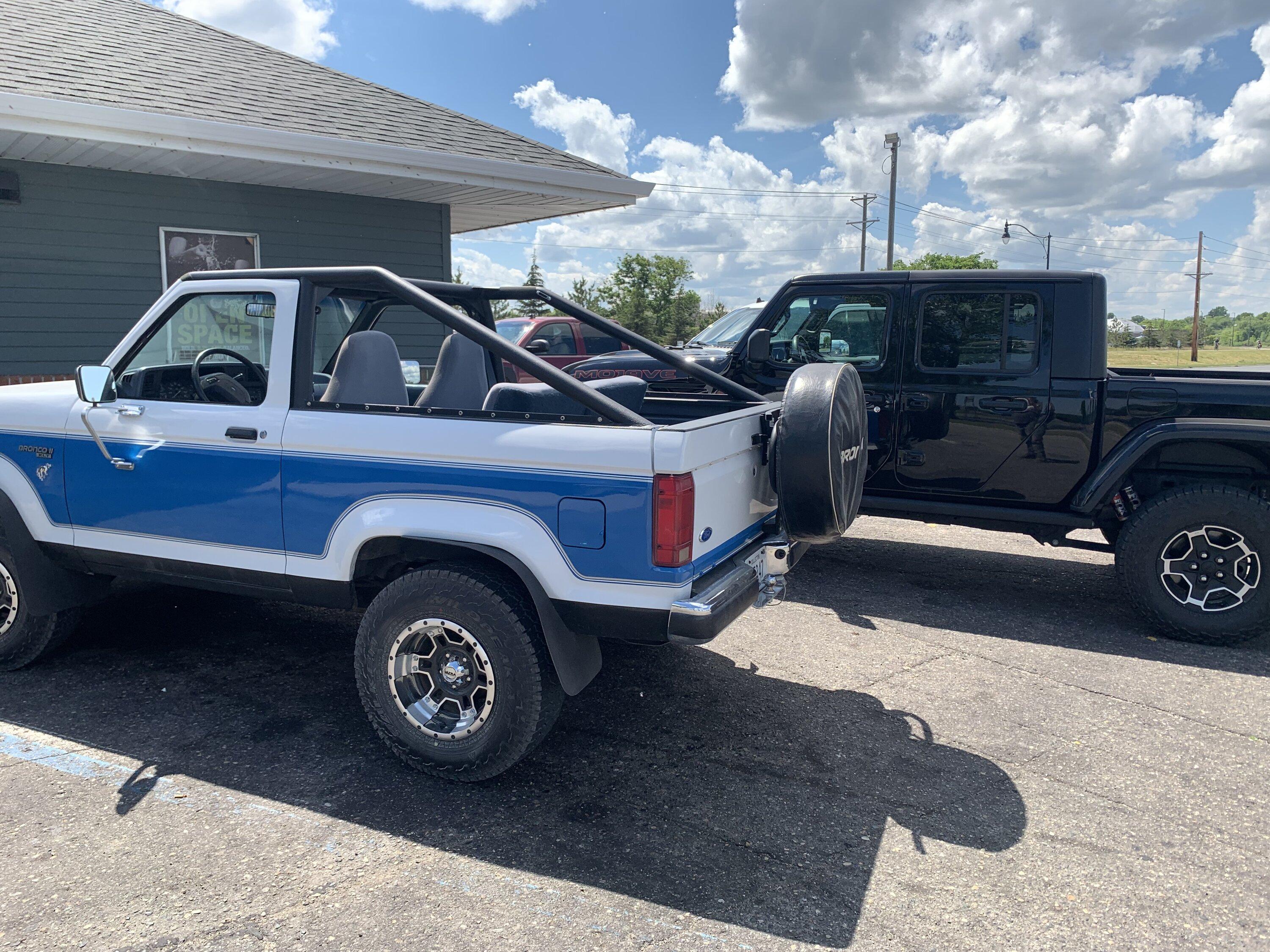 Jeep Gladiator Jeeps Parking Next To Jeeps 5C695DDB-F11C-45ED-B4F1-5AF24ECAFF03