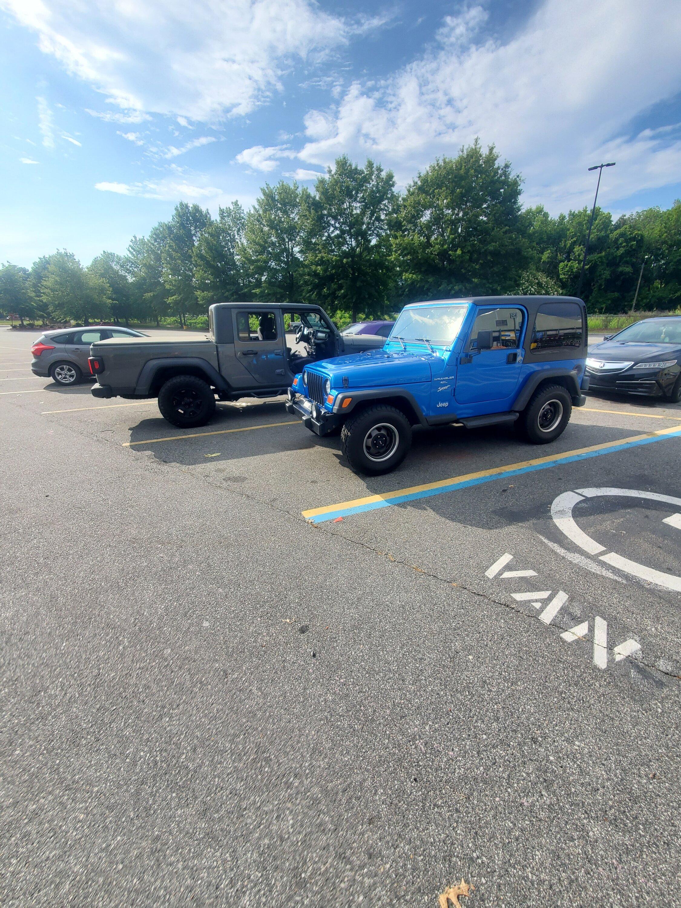 Jeep Gladiator Jeeps Parking Next To Jeeps 20220707_175646