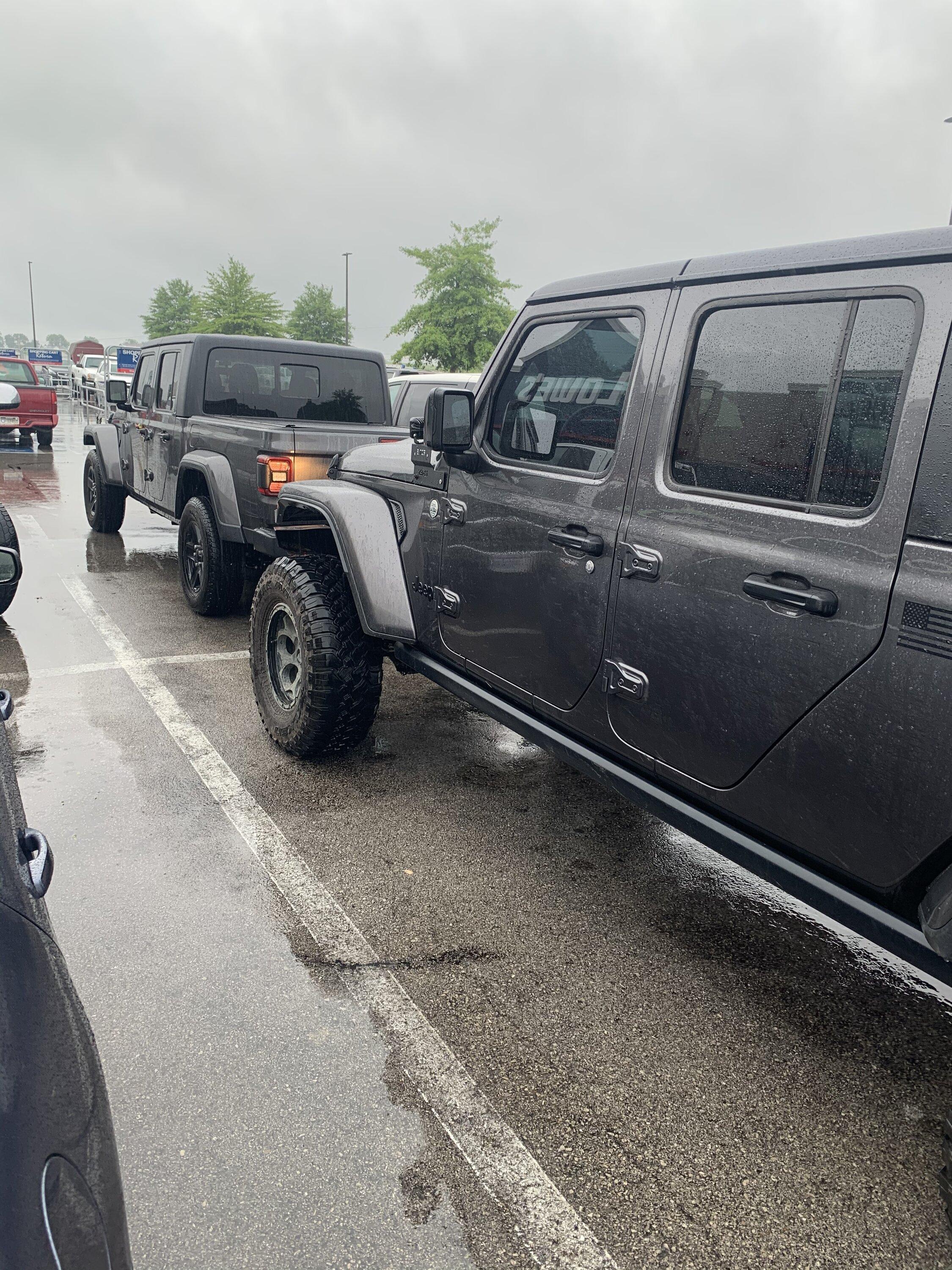 Jeep Gladiator Jeeps Parking Next To Jeeps 854F2B8D-5602-41D3-98B4-2ACA2E9C8519