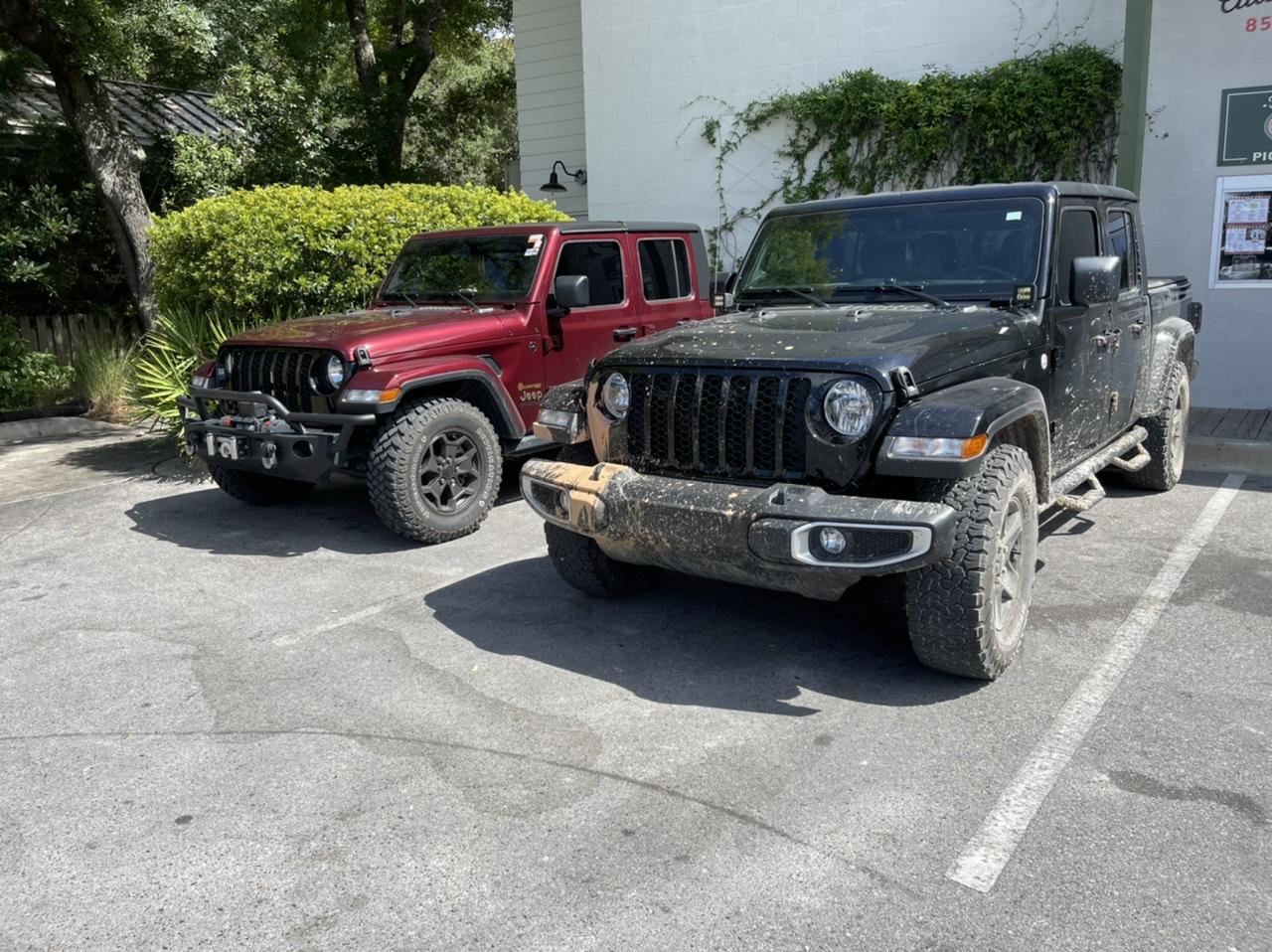 Jeep Gladiator Jeeps Parking Next To Jeeps C1DDC140-4325-44E7-B312-34D8802D7589