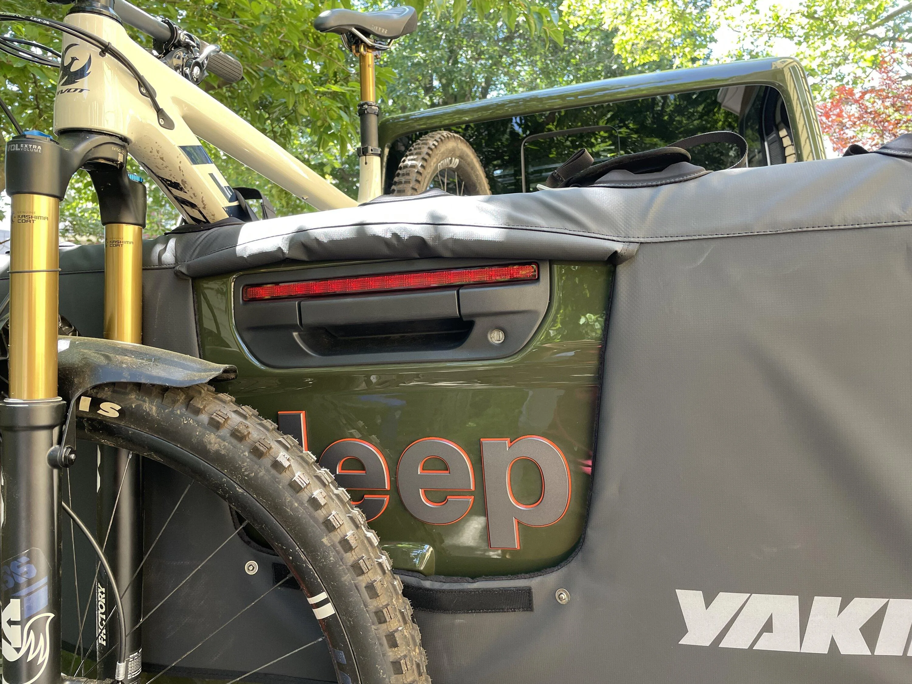 Jeep Gladiator tailgate pads for bikes? F5238F62-5A89-4DBC-98DB-D7BB3F21FA99