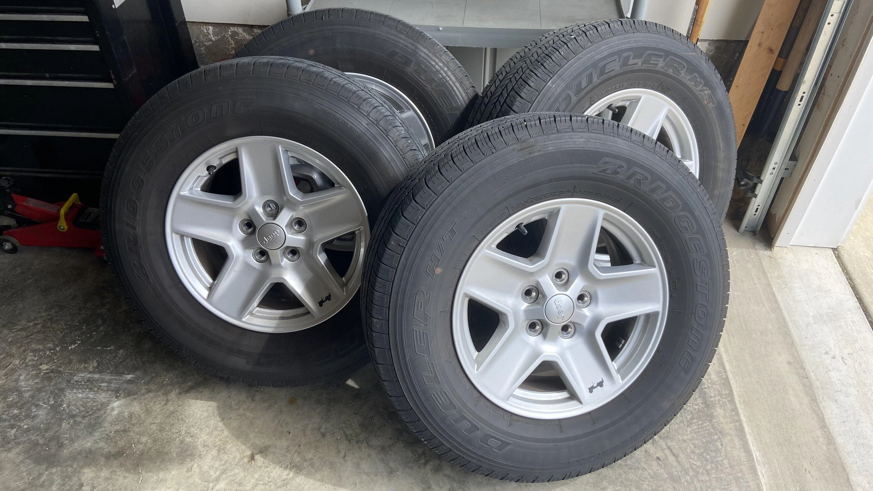 Jeep Gladiator Factory 17” Sport Wheels/Tires with TPMS sensors B0BBA513-6964-4B69-8B18-FD827E9C56AC