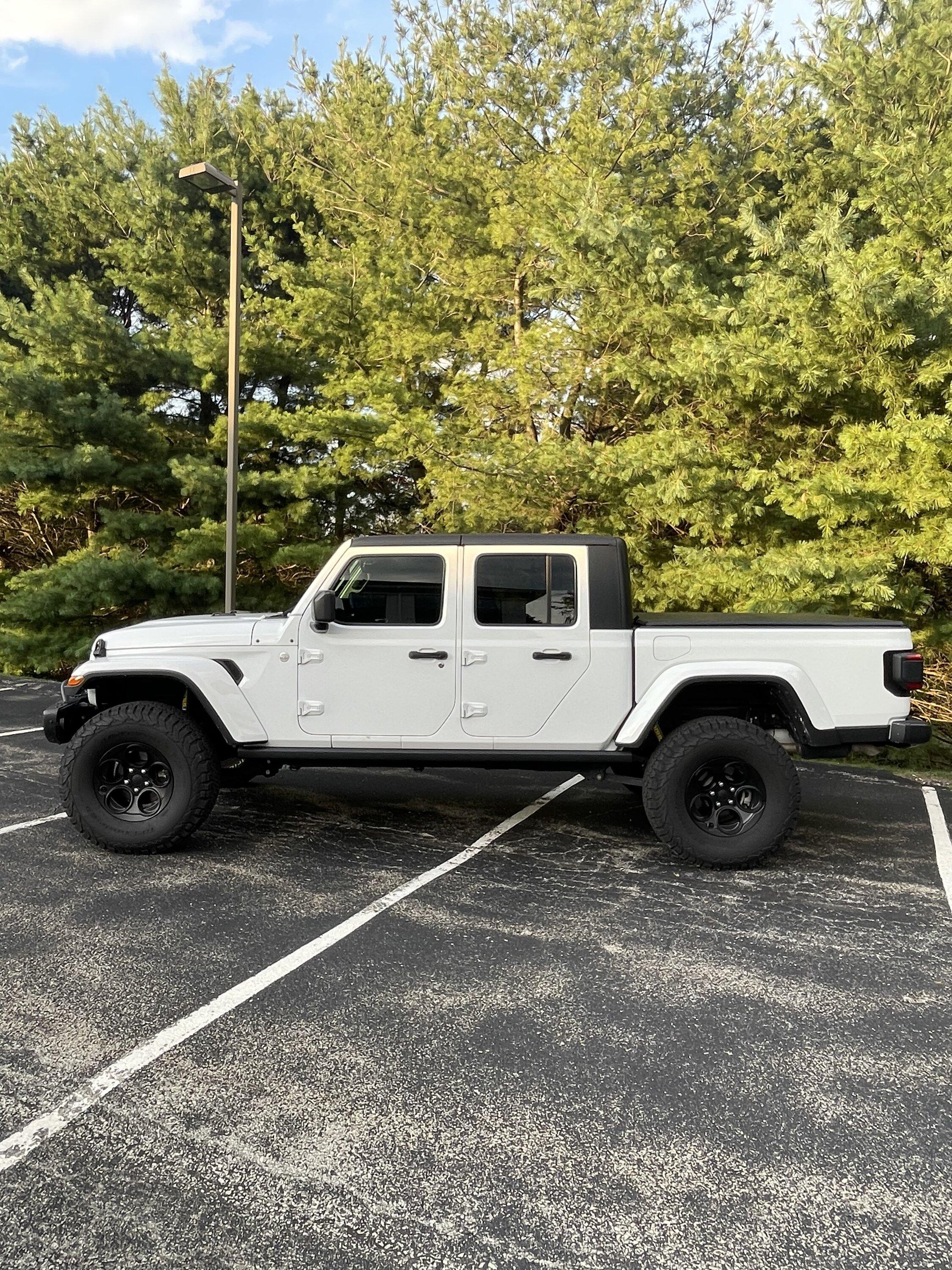 Jeep Gladiator 2020 Jeep Gladiator Overland AEV Lift 37's 9k Miles C054D28A-8A33-4966-829A-25F8A80E1FB1