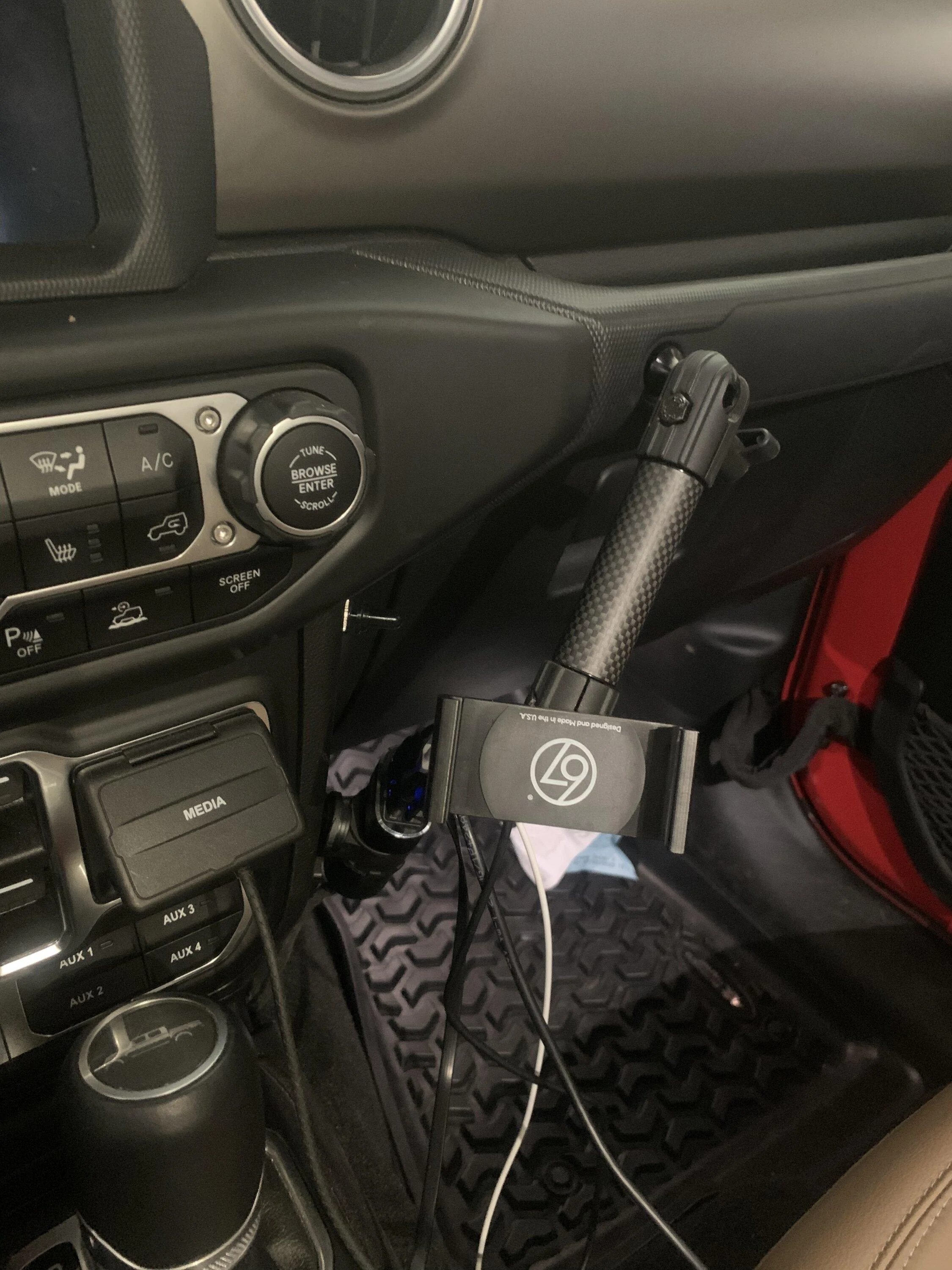 Jeep Gladiator iphone car mount 6ABDE5A5-4B7E-4A84-876D-2AE3F751F155
