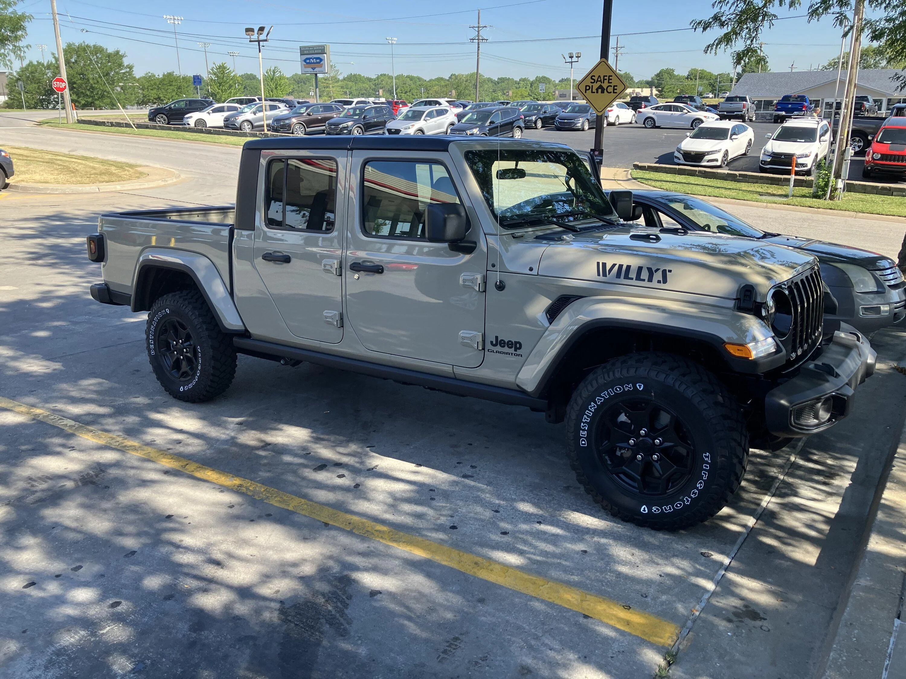 Jeep Gladiator Gobi Gladiators Waiting Room FF3D5032-AA55-4AEE-8B9F-67BF28B676D7