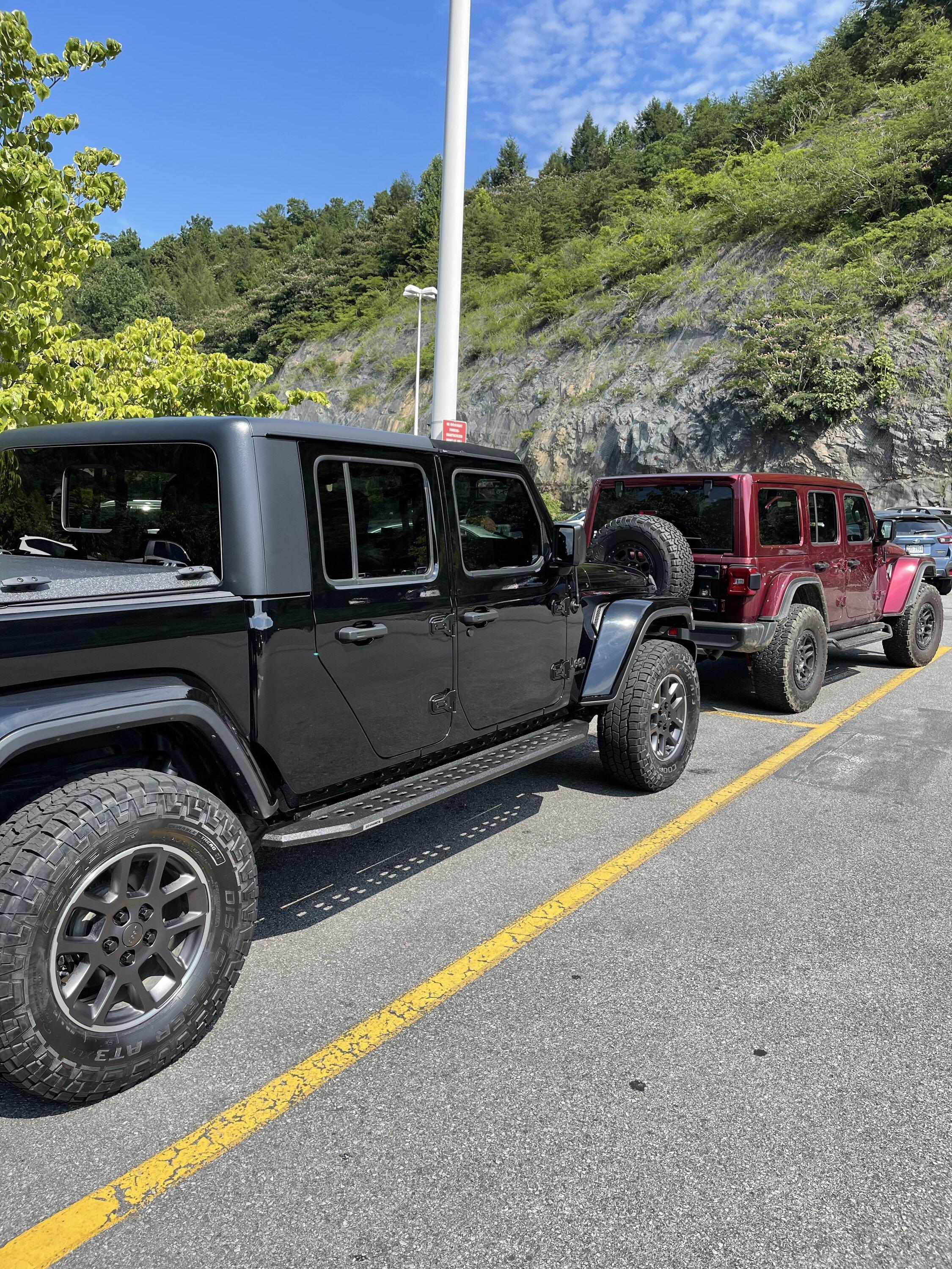 Jeep Gladiator Jeeps Parking Next To Jeeps 7996D010-D100-4A1F-9F93-0B669D845D8F