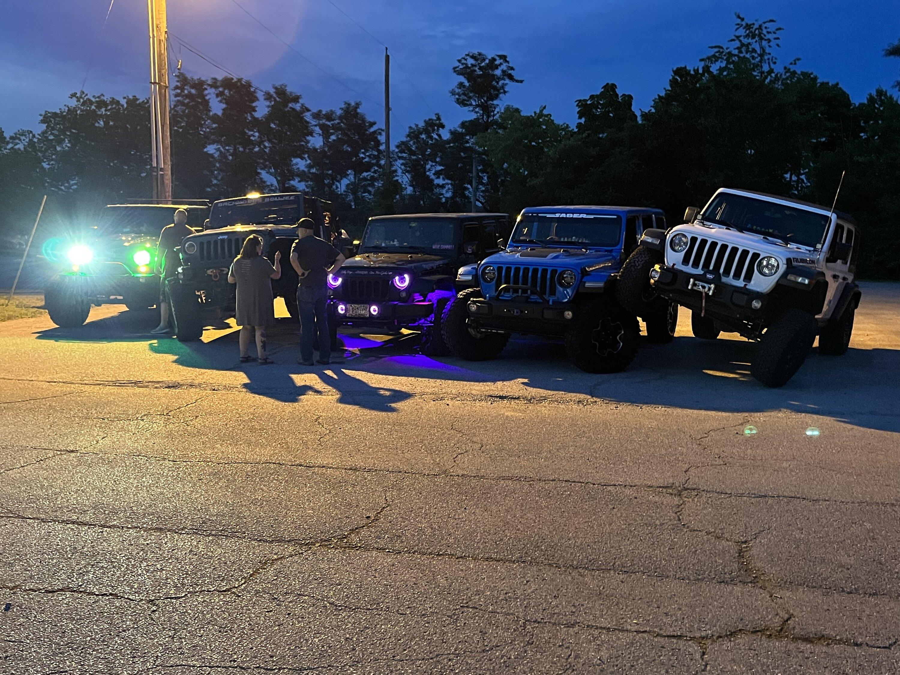 Jeep Gladiator Jeeps Parking Next To Jeeps B019E7A6-F5FA-4B84-8251-B8B329CDF858