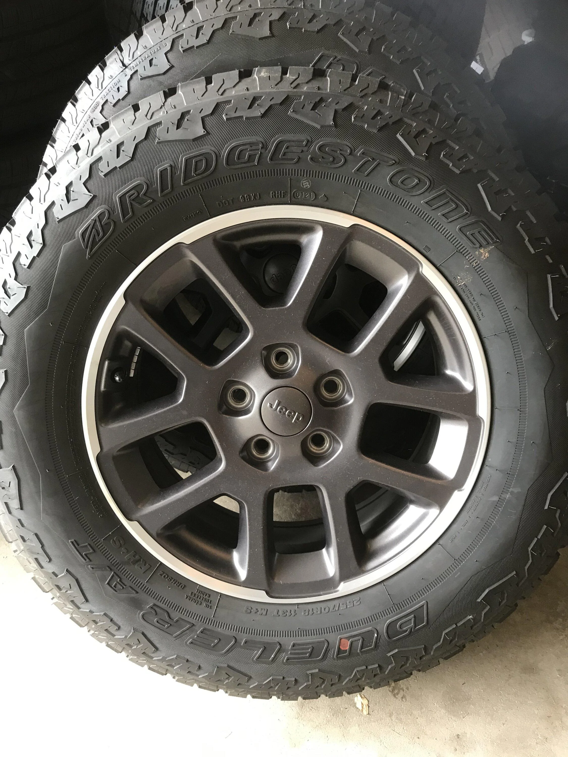 Jeep Gladiator 5 Bridgestone Dueler 255/70R18 tires on Gladiator wheels. 800$ 03843490-7FC0-46F8-B7A1-D7FF0F7677D0