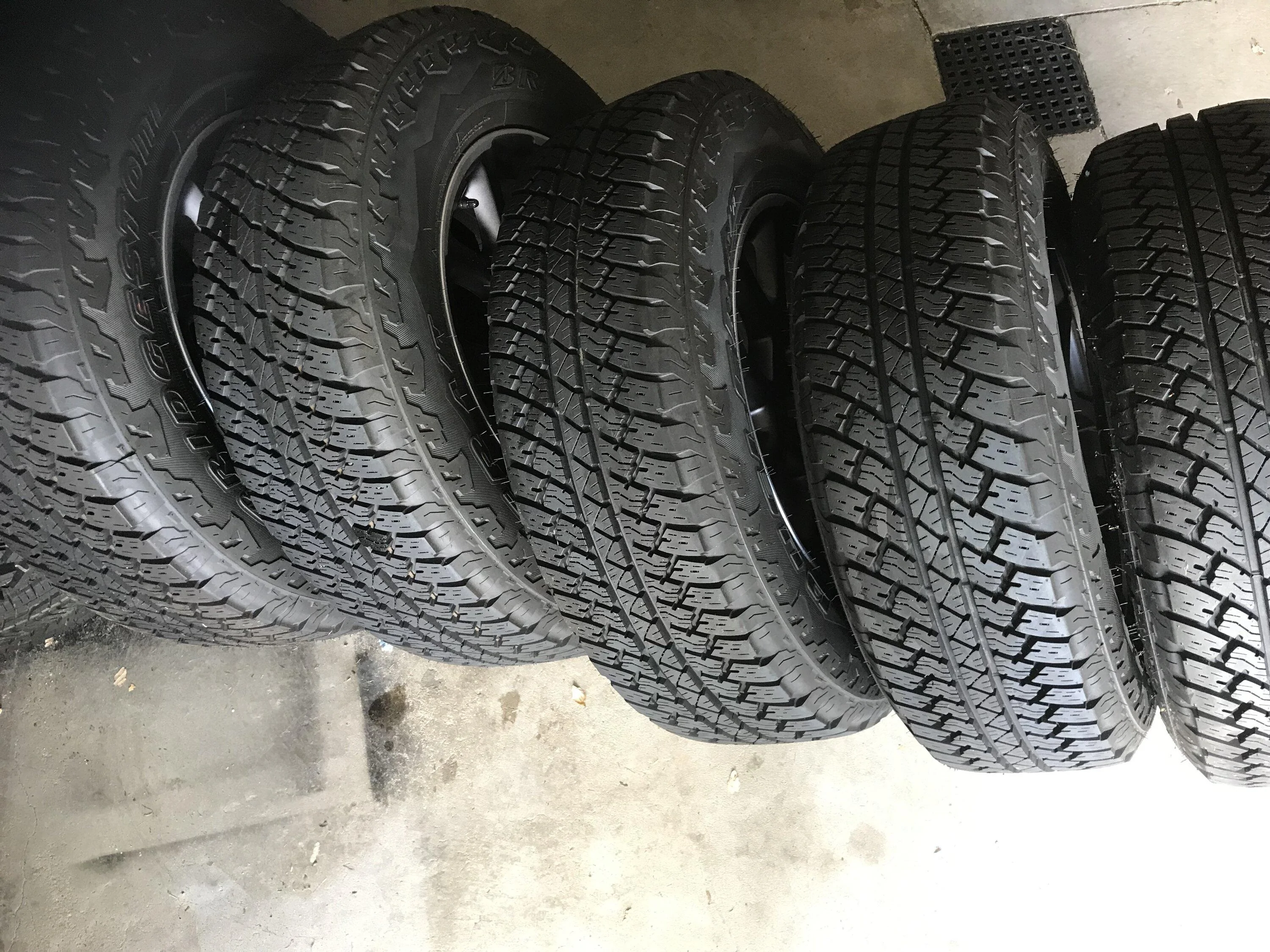 Jeep Gladiator 5 Bridgestone Dueler 255/70R18 tires on Gladiator wheels. 800$ 35B1CD1E-E15E-4362-9210-07FEFF039EF4
