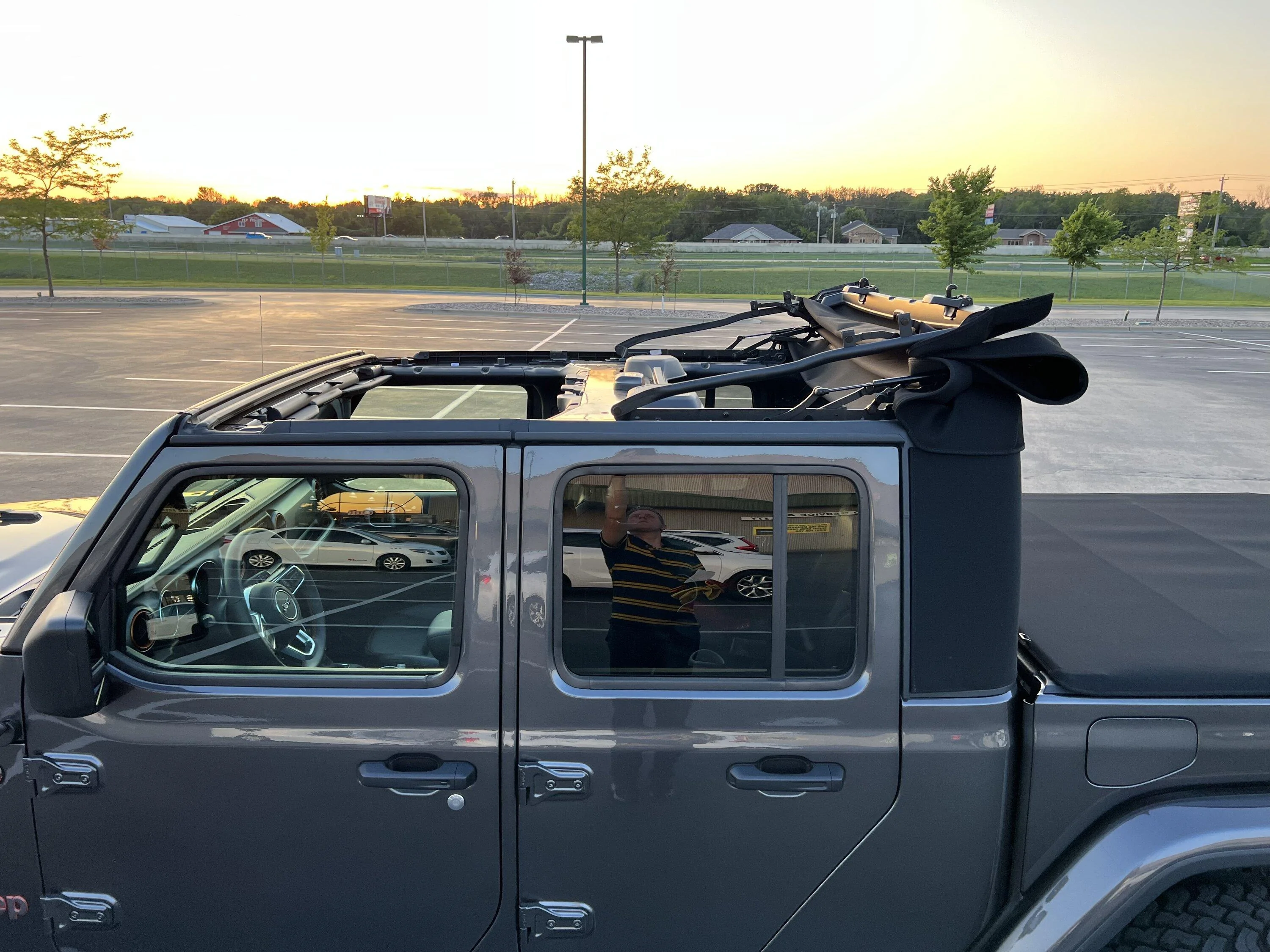 Jeep Gladiator <Pending pickup> Mopar Premium Soft Top 82215614 CD51CA29-C3FC-4BC0-82FF-893E31D6E9C3