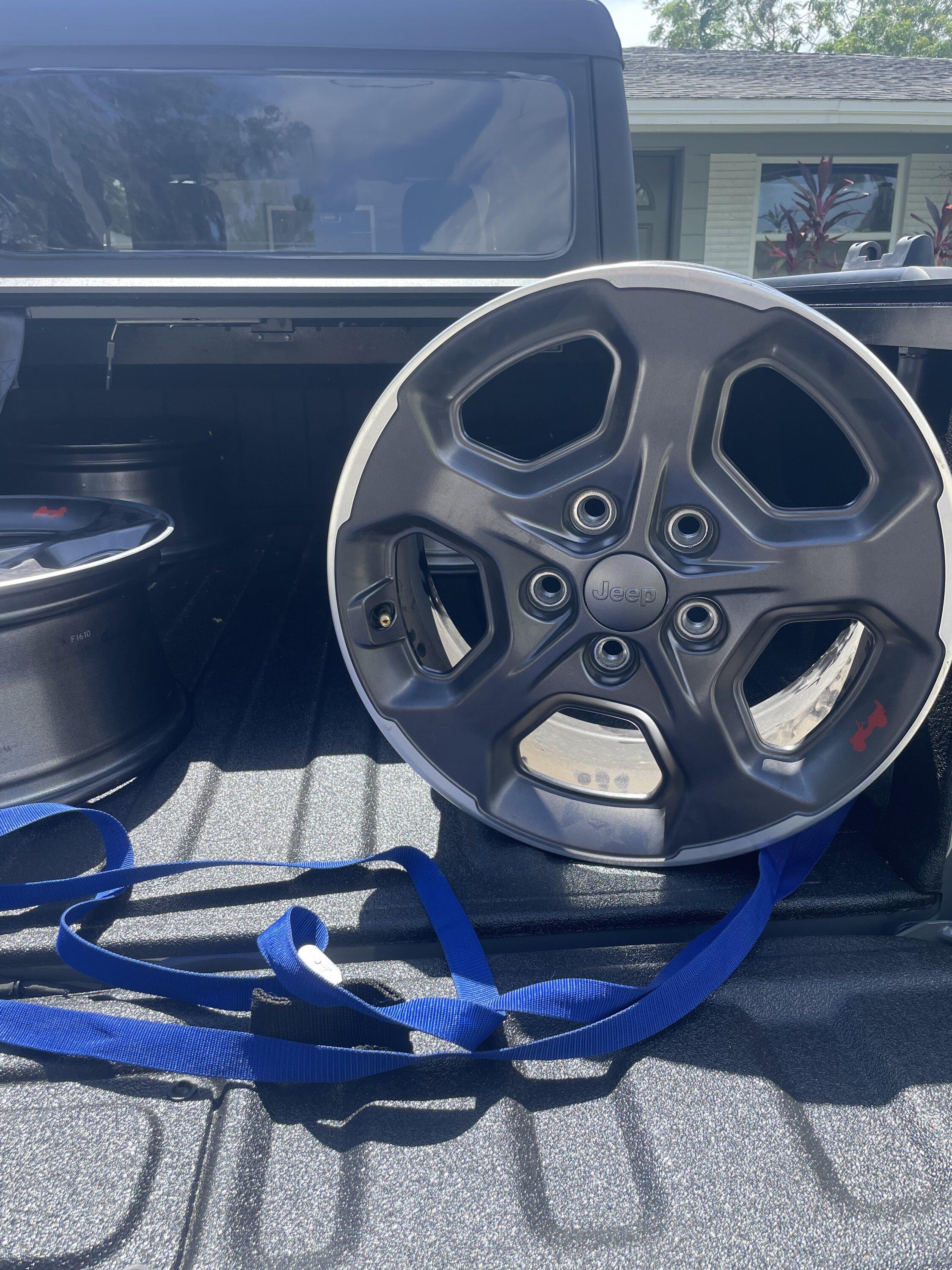 Jeep Gladiator Rubicon Wheels and Rock Sliders ADE0FAFA-7471-4B33-84C9-DB90F36E13A0