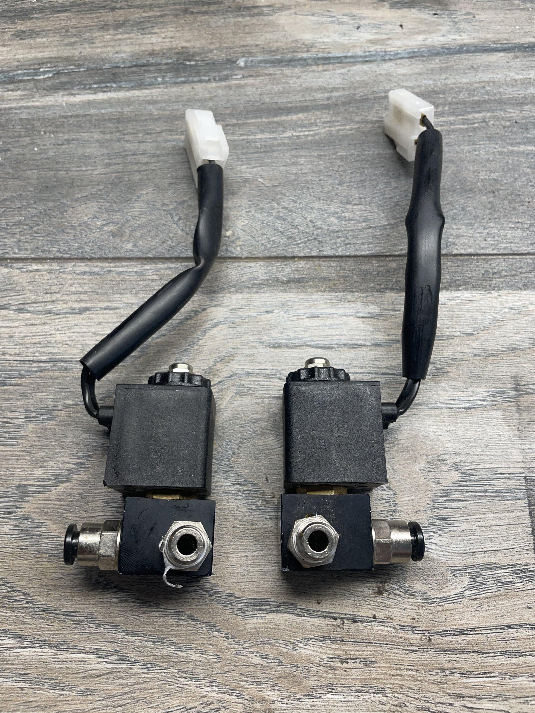 Jeep Gladiator ARB twin compressor bracket under the seat and air lockers ARB 180103 sp nipple solenoid for jeep gladiator  $225 IMG_9522