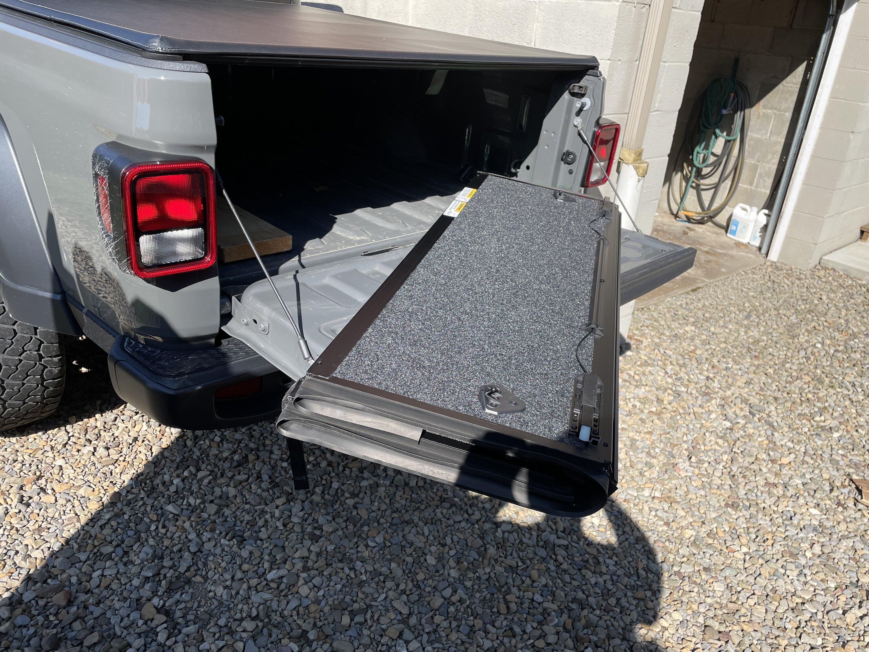 Jeep Gladiator Undercover Hard Tonneau Cover image