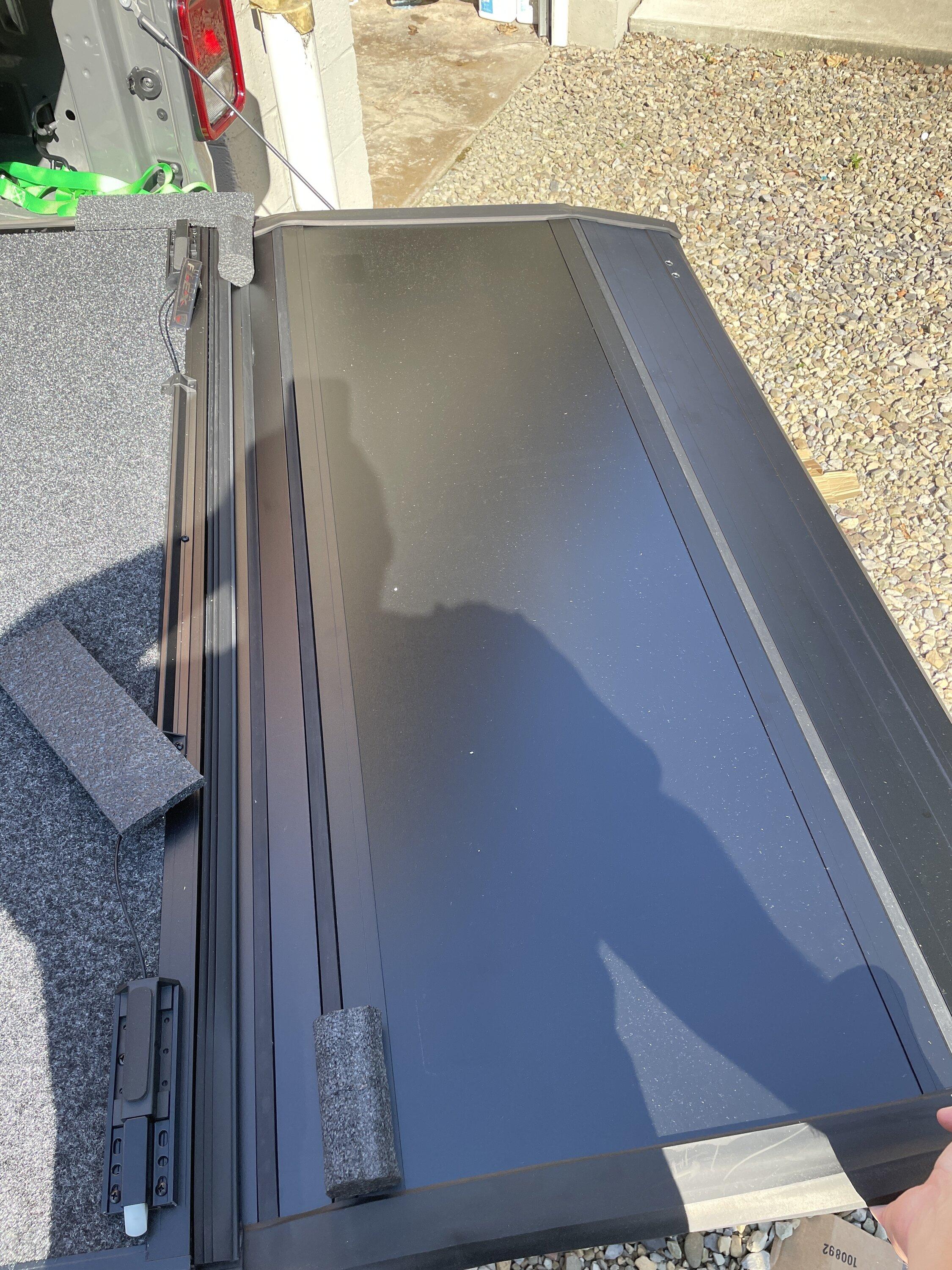 Jeep Gladiator Undercover Hard Tonneau Cover image