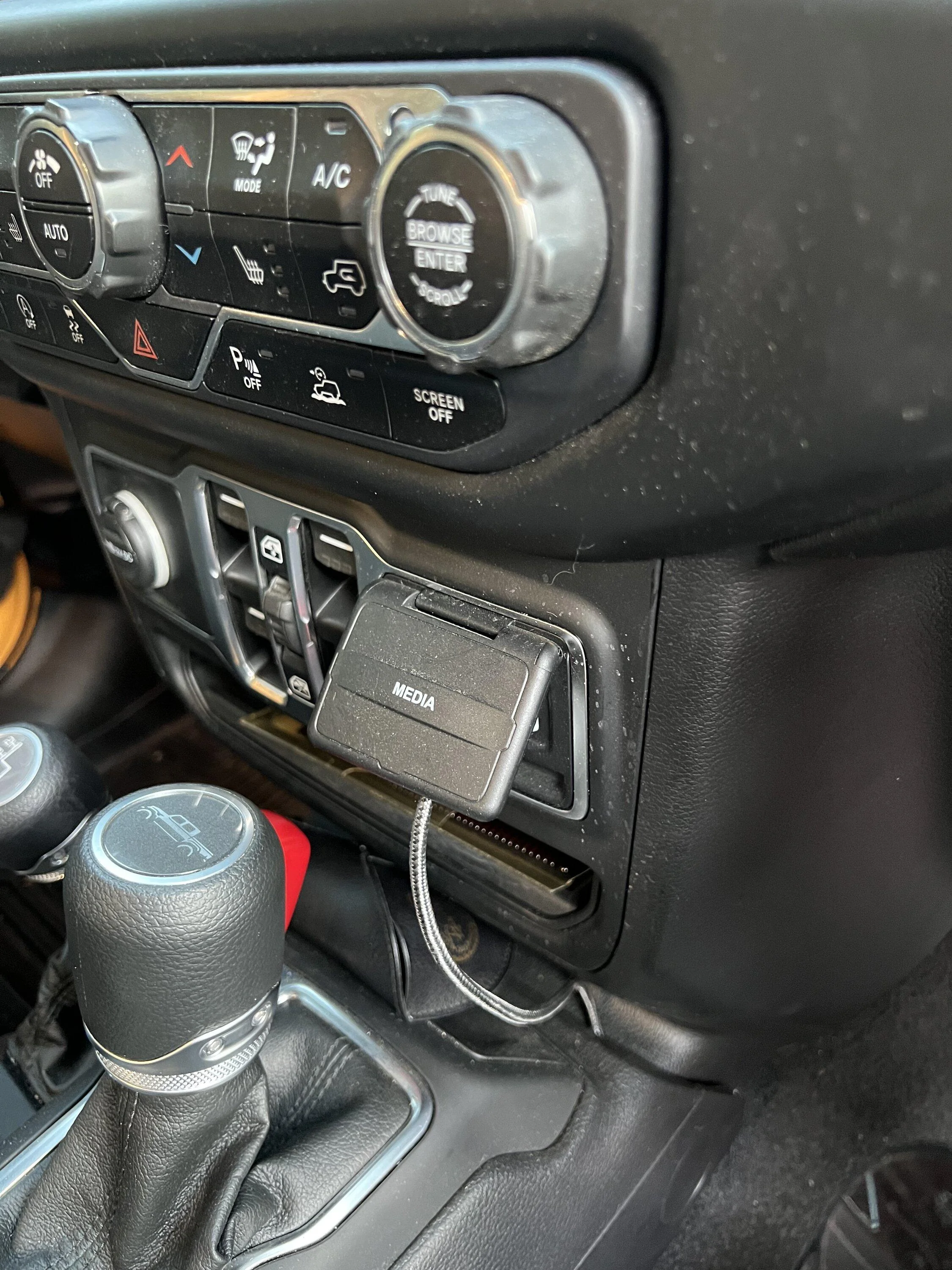 Jeep Gladiator iphone car mount 03DC4CC0-FE50-4CFD-8A3B-E85CAAB5816C