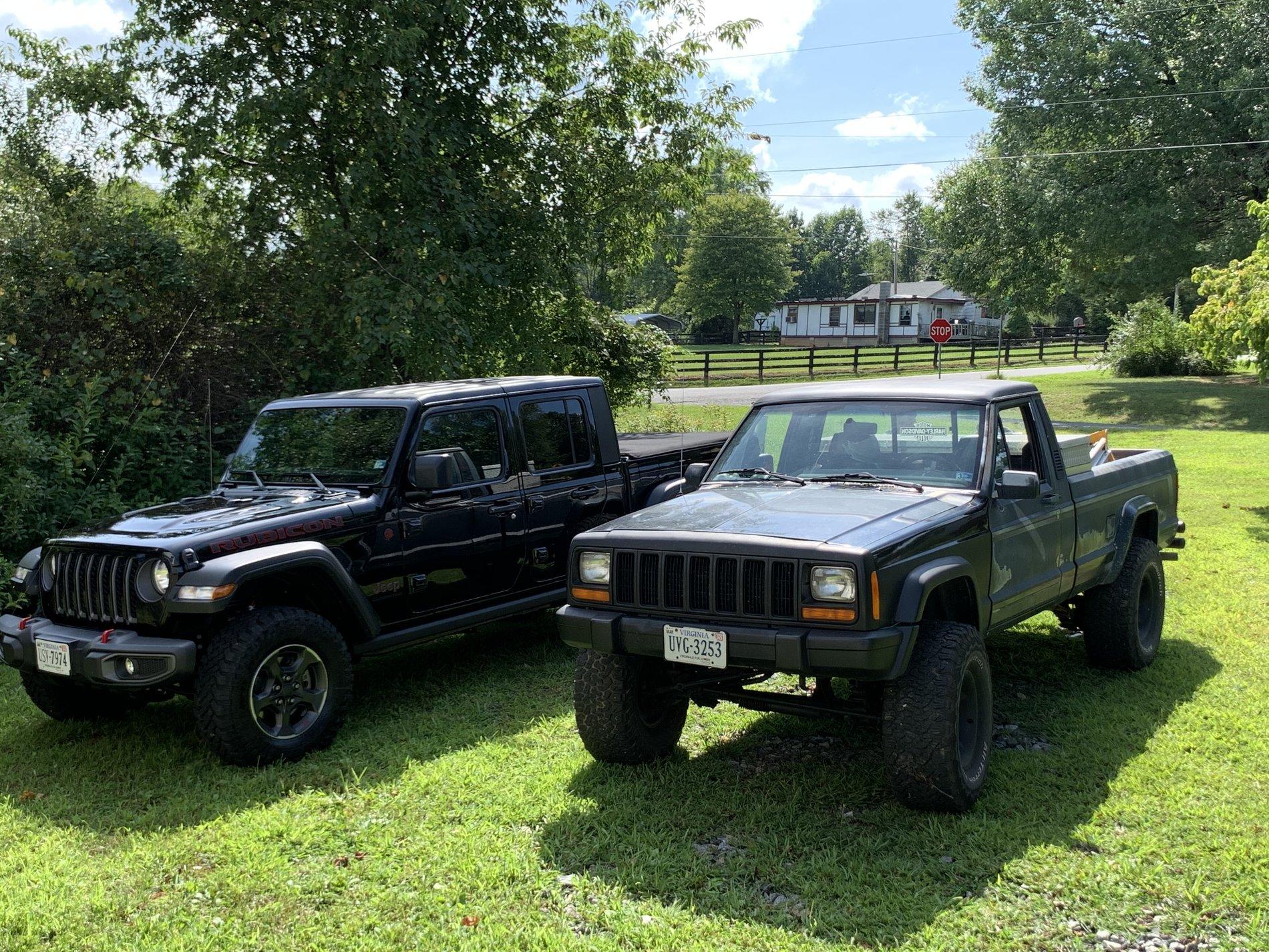 Jeep Gladiator Jeeps Parking Next To Jeeps 4BC866A8-54A5-4A80-8431-DE8F125DC0EE