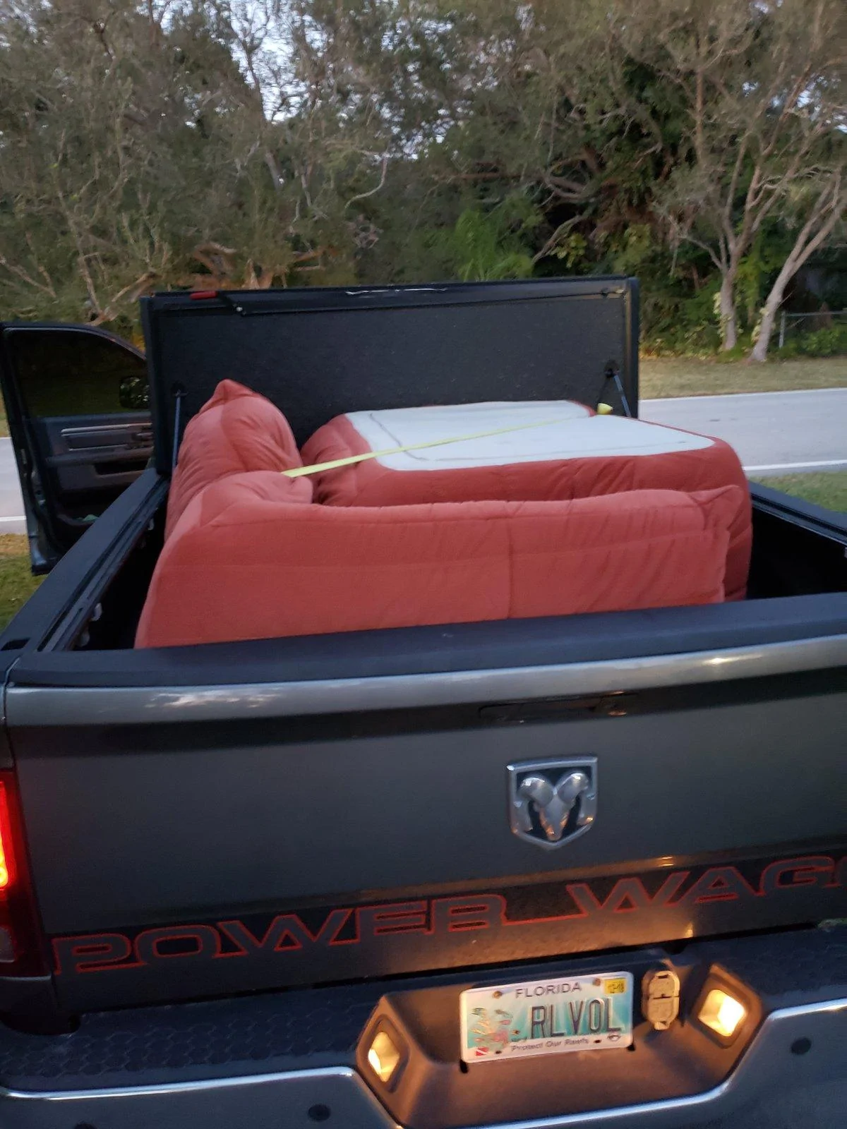 Jeep Gladiator If possible, Can Somebody post a non stock picture of the tri fold hard Tonneau cover? 20190119_181217
