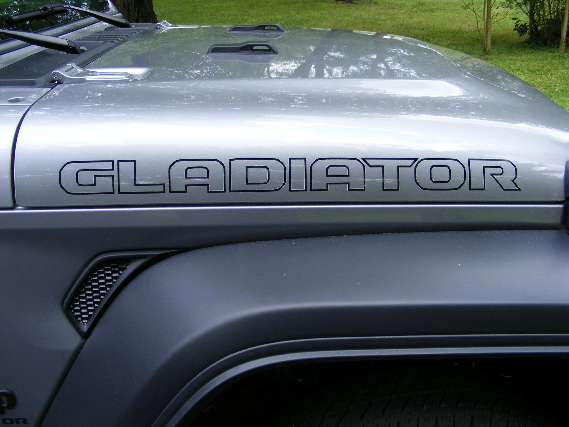 Jeep Gladiator RED Rubicon Lettering on Hood (Outlined?) DSCF0004