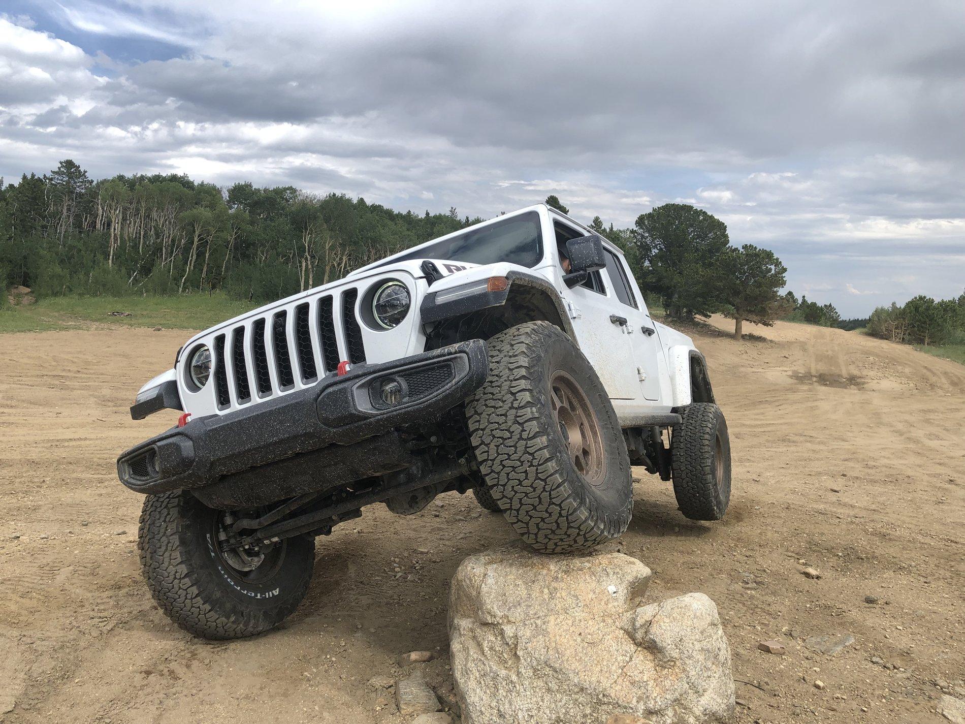 Jeep Gladiator BRIGHT WHITE Gladiator JT Club 8444EAE7-A595-4B91-80B2-25FC9FDBCC2C