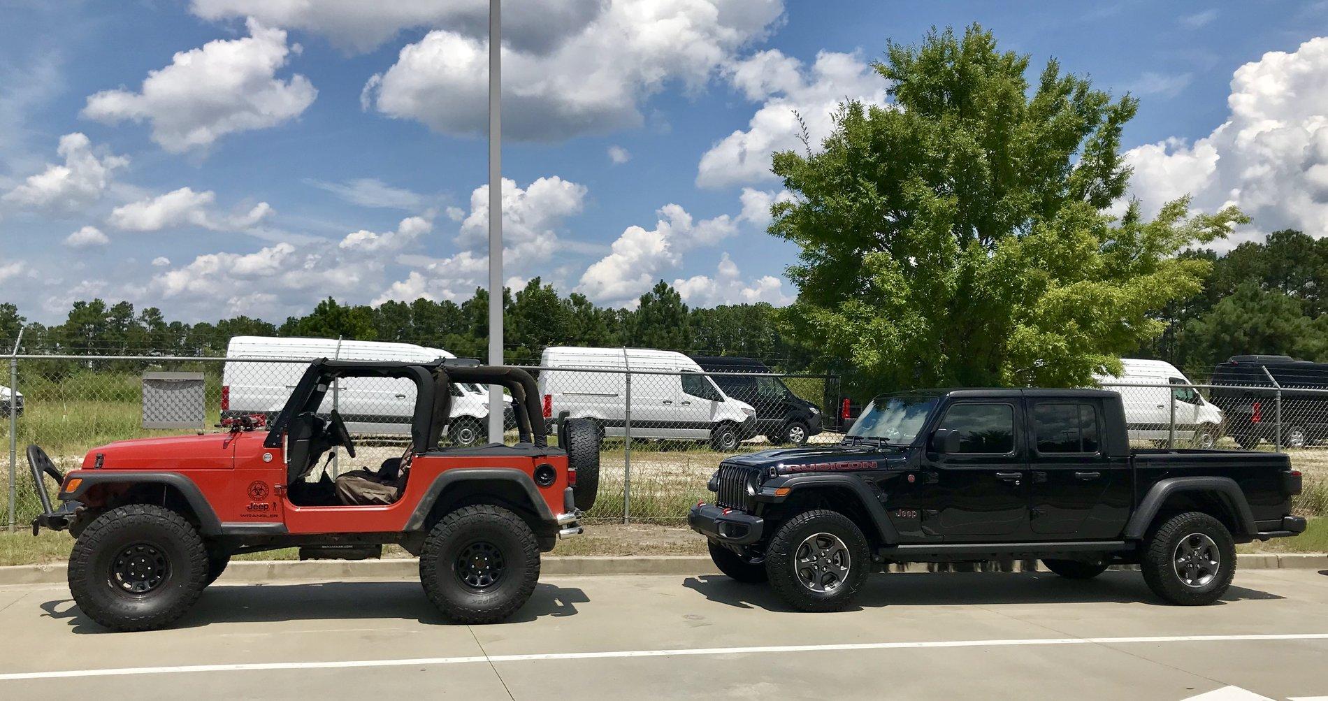 Jeep Gladiator Jeeps Parking Next To Jeeps 1136FAE2-1CFD-4BCC-B3BC-D96500887148