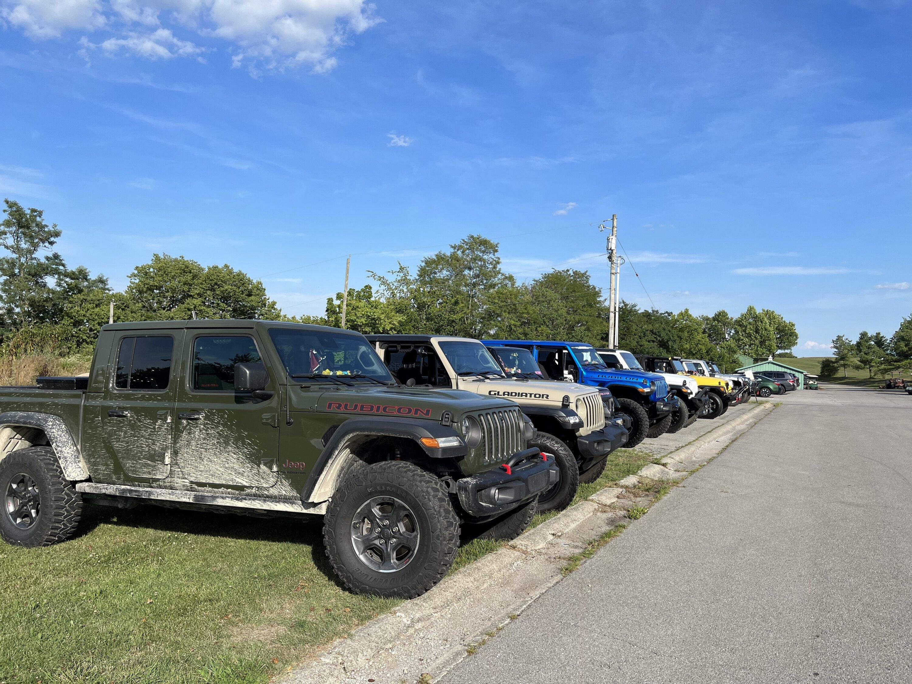 Jeep Gladiator Jeeps Parking Next To Jeeps D7FB5202-2391-4EE5-B349-BEC84612EFC8