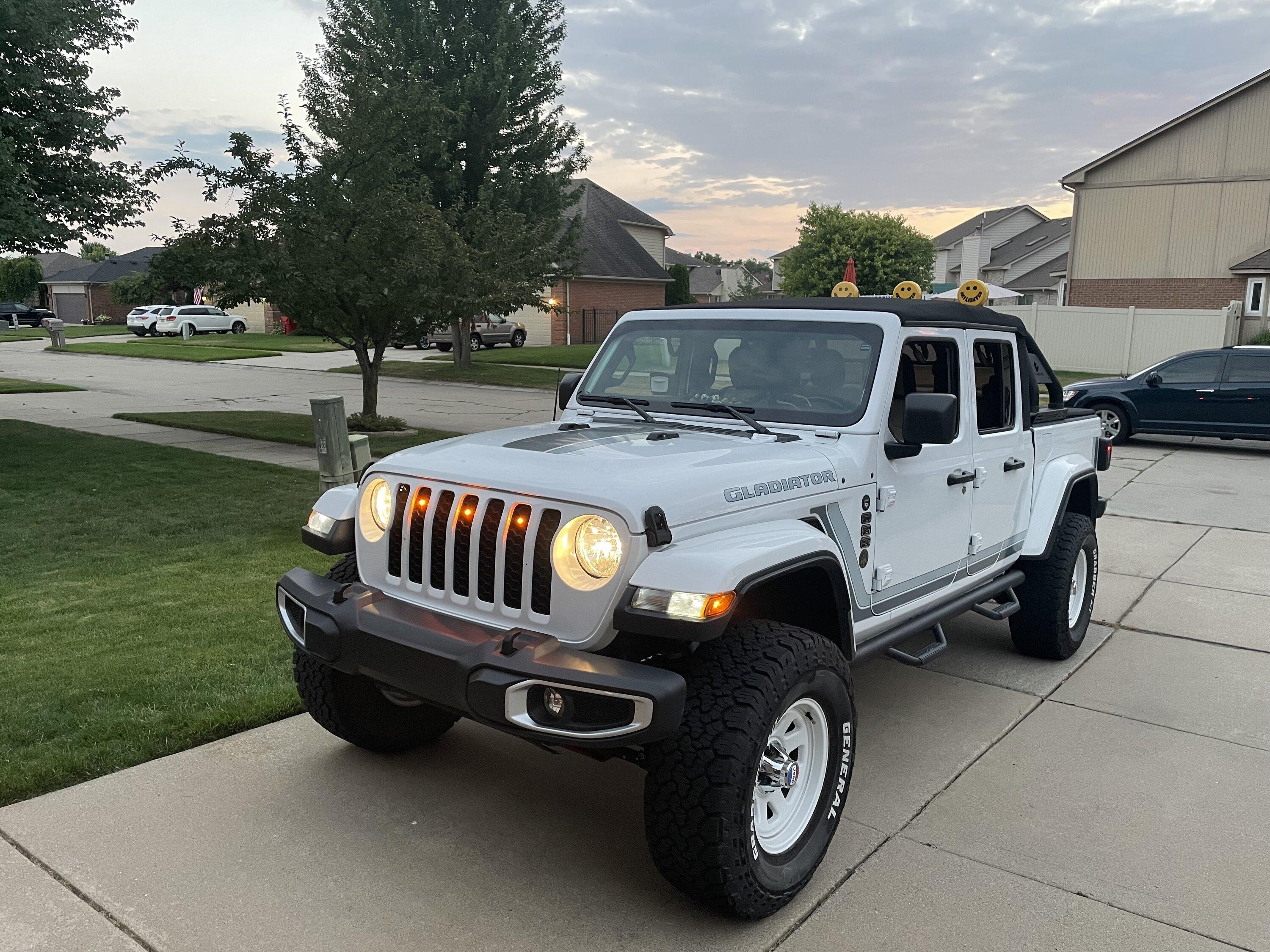 Jeep Gladiator Quadratec Pre-runner lighting IMG_2617