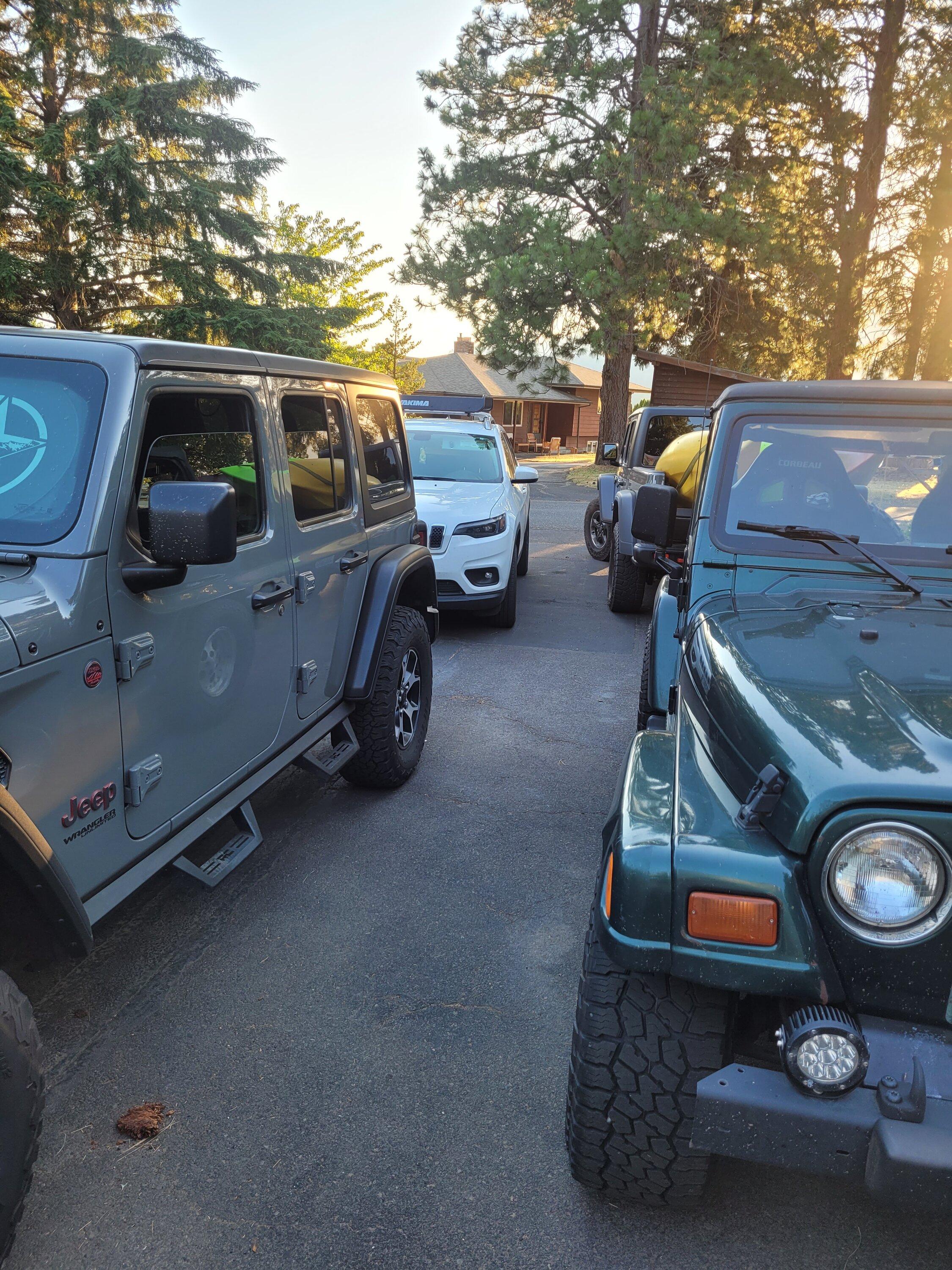 Jeep Gladiator Jeeps Parking Next To Jeeps 20220729_194149