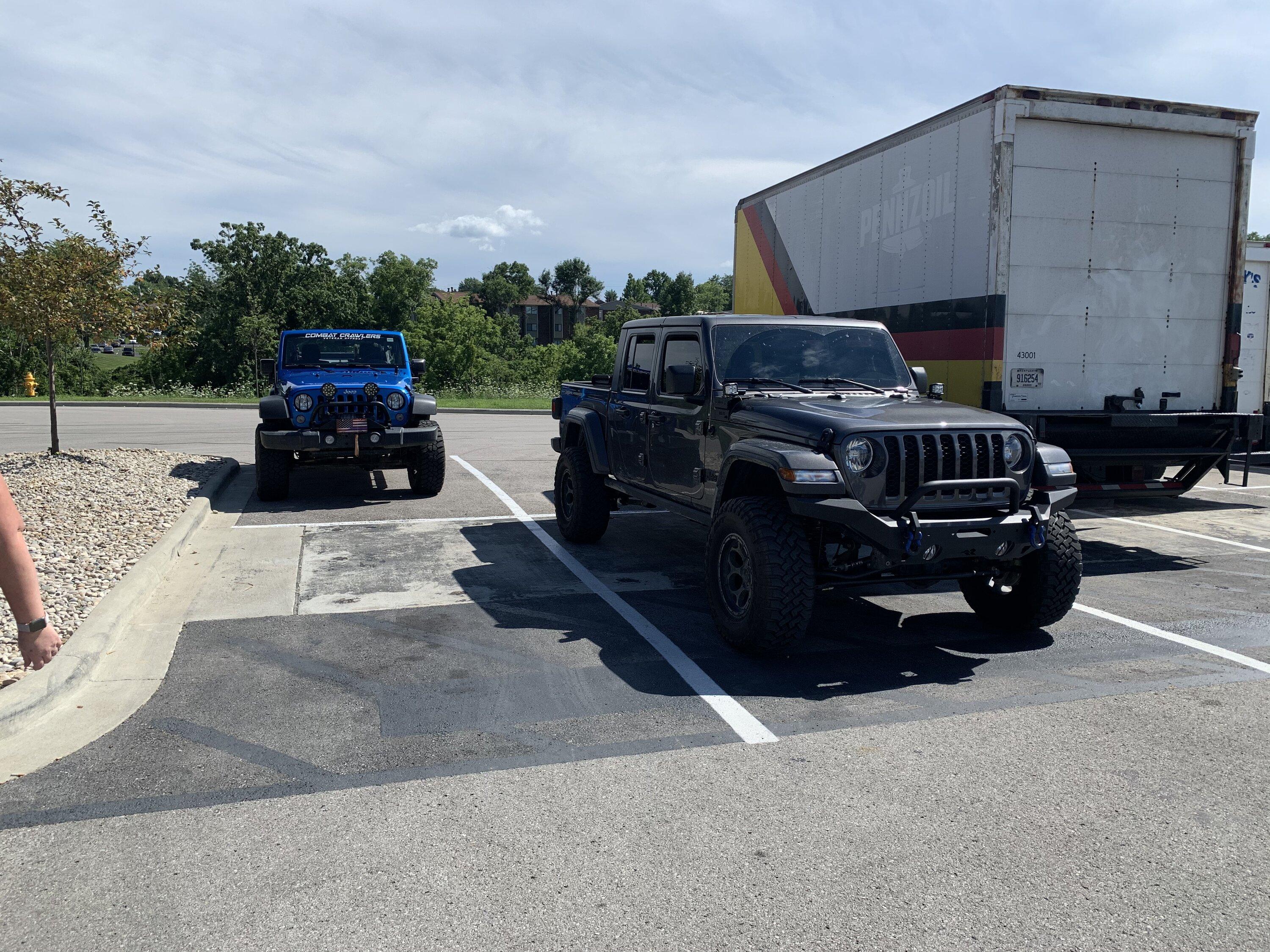Jeep Gladiator Jeeps Parking Next To Jeeps 9AB3C49E-6CA9-4DBD-9603-0EB1FA2B982D