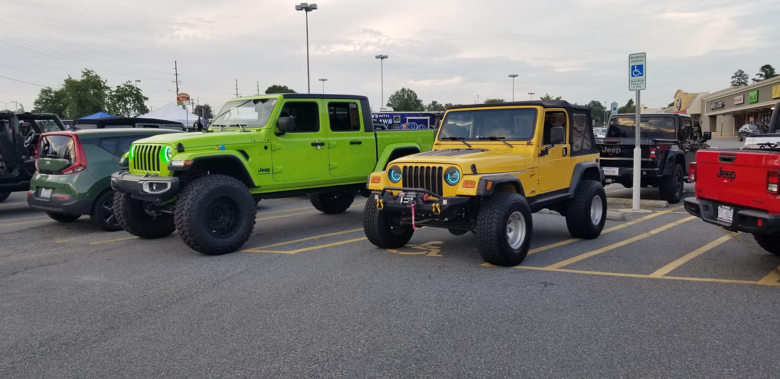 Jeep Gladiator Jeeps Parking Next To Jeeps 20220730_193003