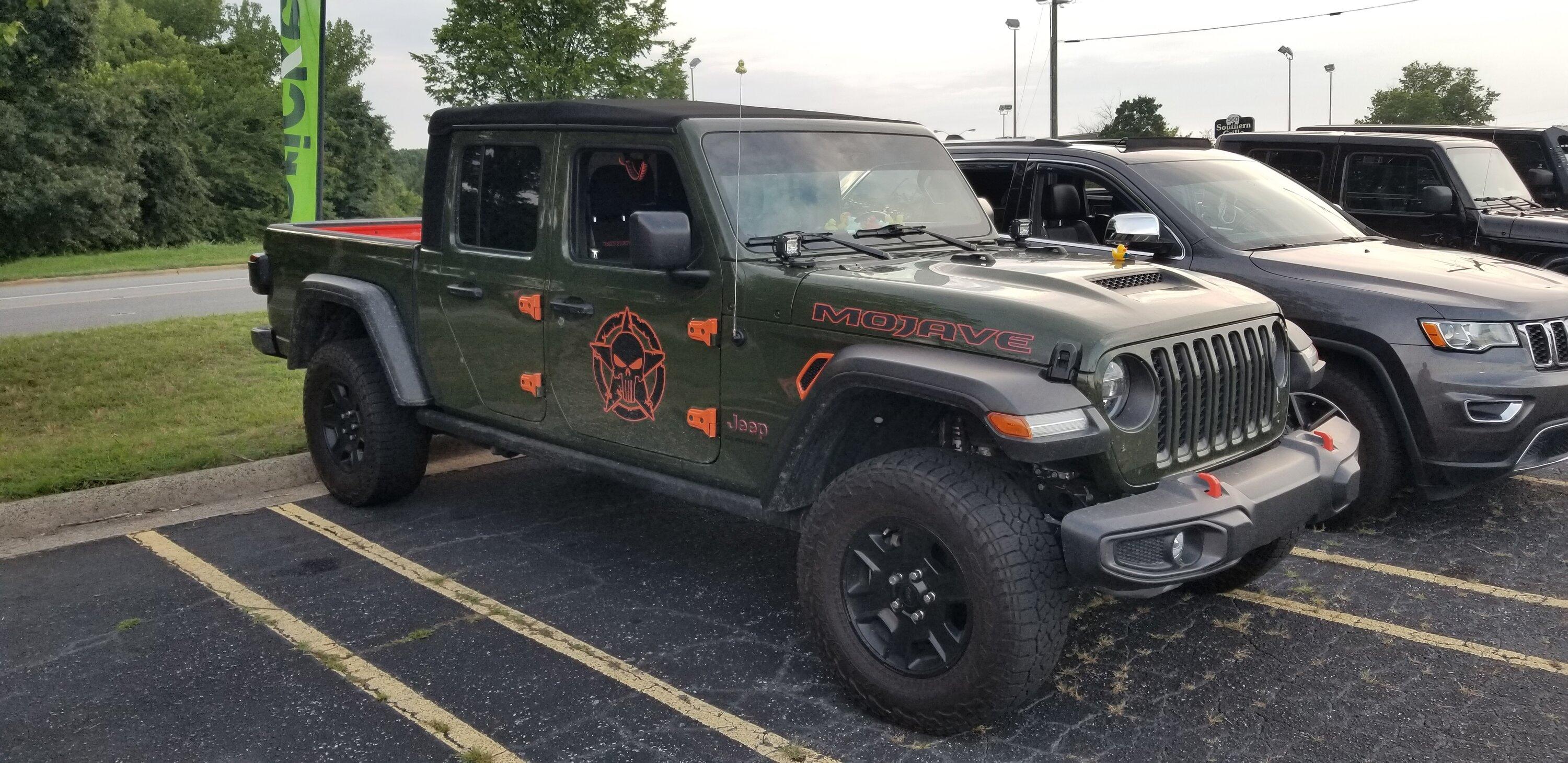 Jeep Gladiator Jeeps Parking Next To Jeeps 20220730_194304