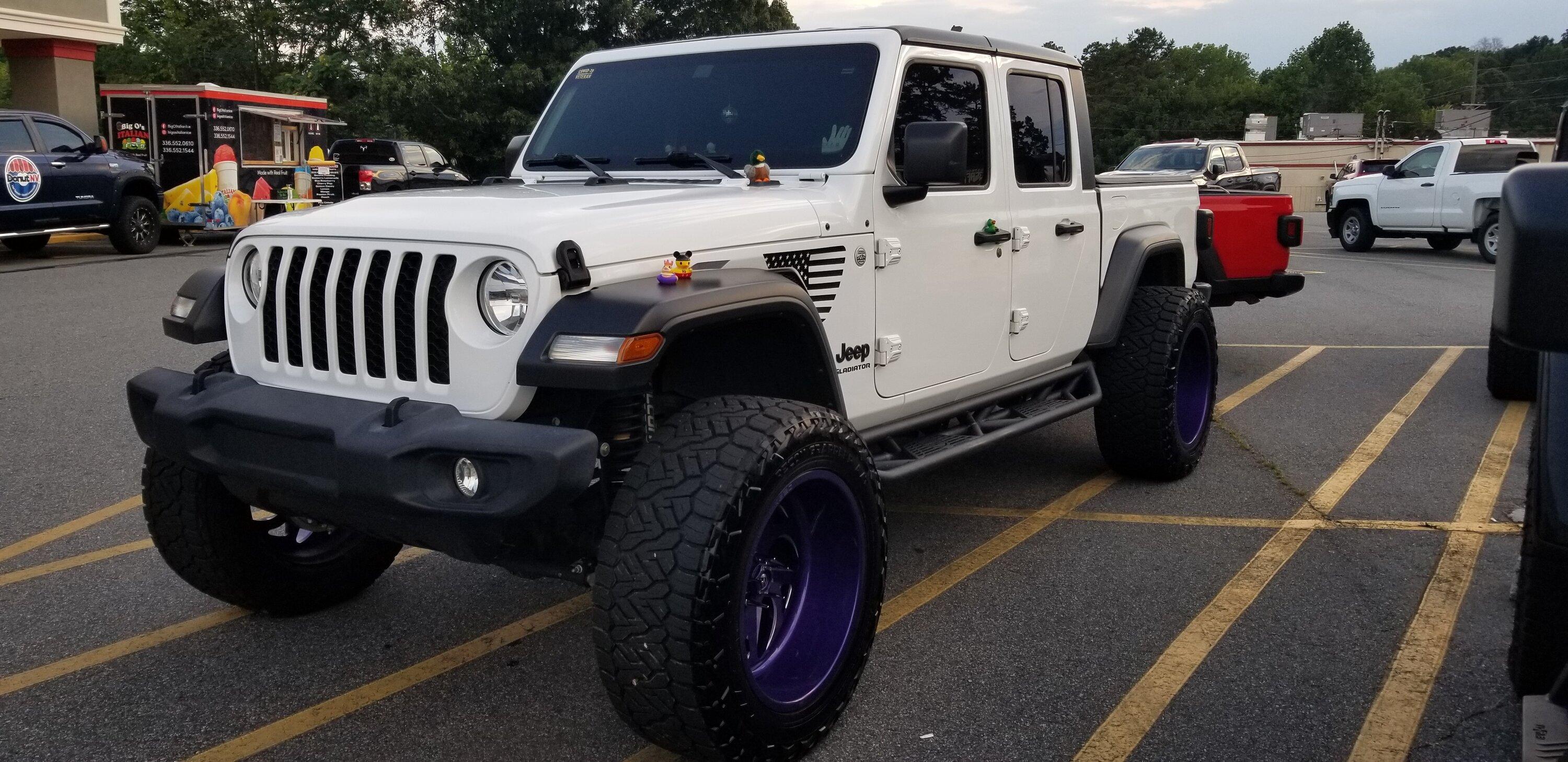 Jeep Gladiator Jeeps Parking Next To Jeeps 20220730_192927