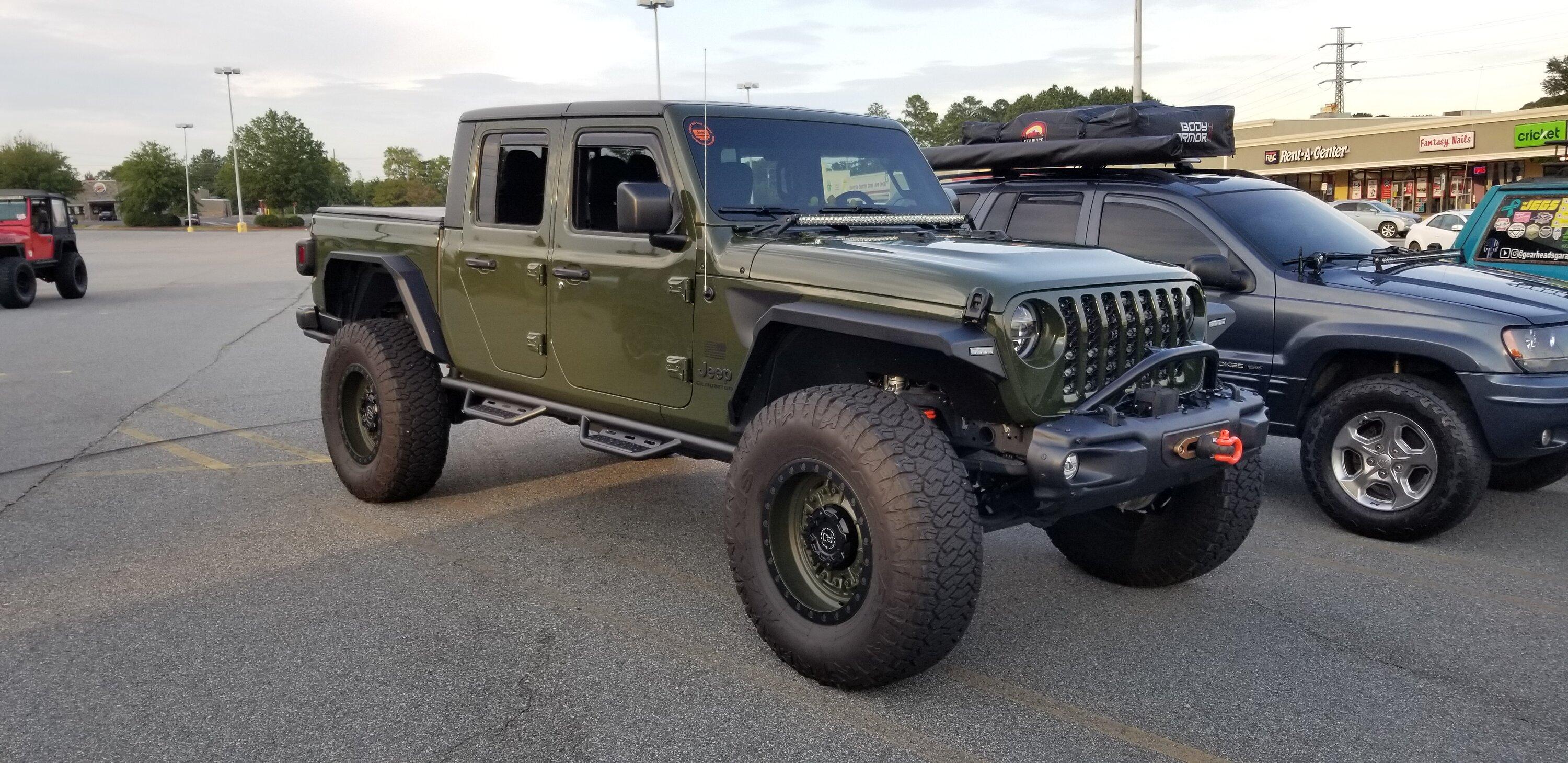 Jeep Gladiator Jeeps Parking Next To Jeeps 20220730_191956