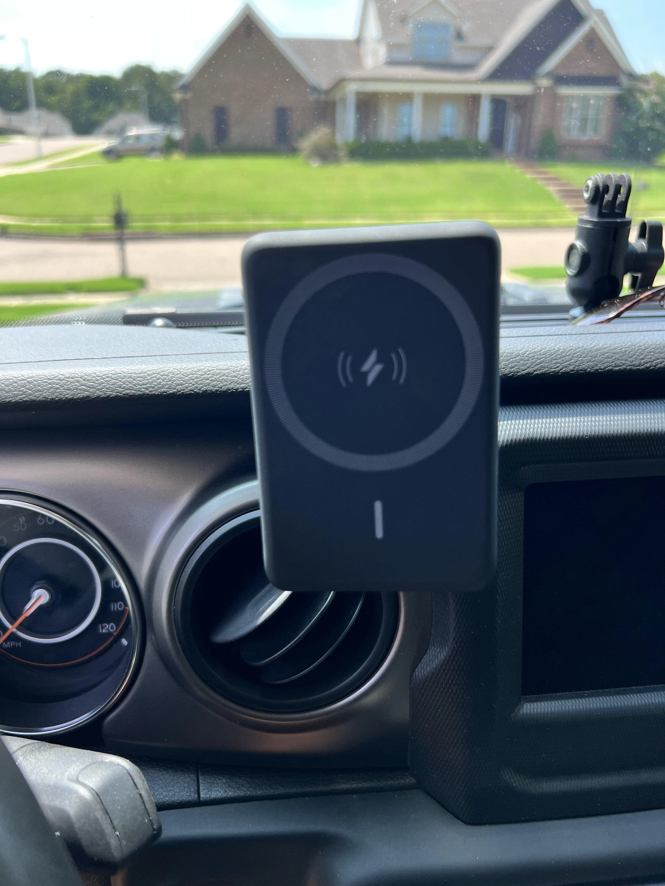 Jeep Gladiator 67 Design and wireless charging 4050720F-5D21-4B3C-BEB1-27B4EF009FFC